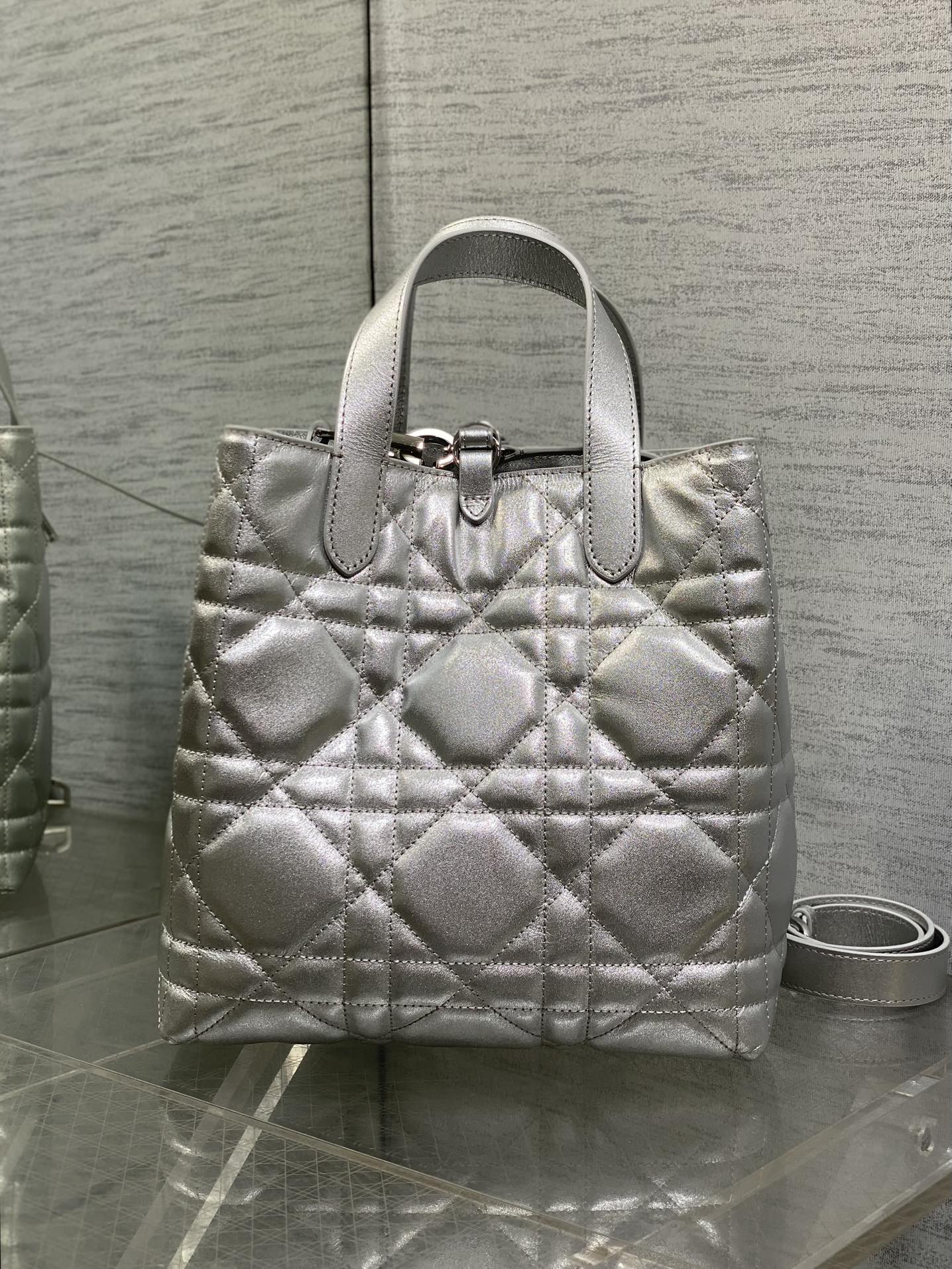 中号银色现货‼️Toujours竖版系列中号，专属菜篮子，有点太美了，高颜值包包，轻松拿捏高级感，超大菱