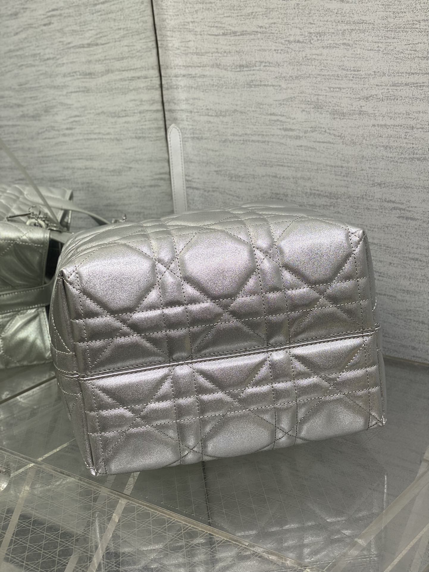 中号银色现货‼️Toujours竖版系列中号，专属菜篮子，有点太美了，高颜值包包，轻松拿捏高级感，超大菱