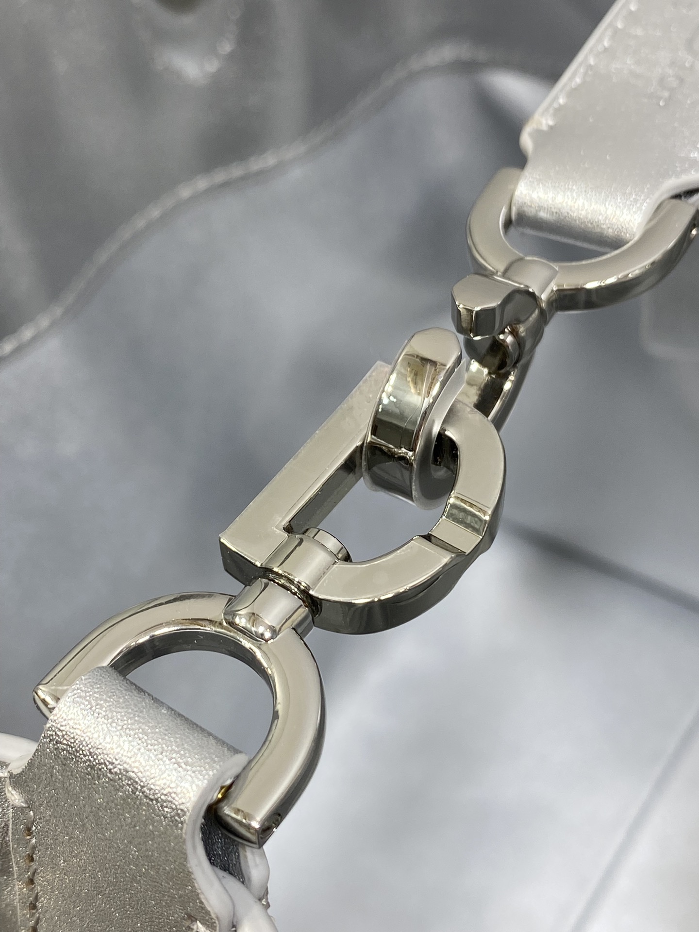 中号银色现货‼️Toujours竖版系列中号，专属菜篮子，有点太美了，高颜值包包，轻松拿捏高级感，超大菱