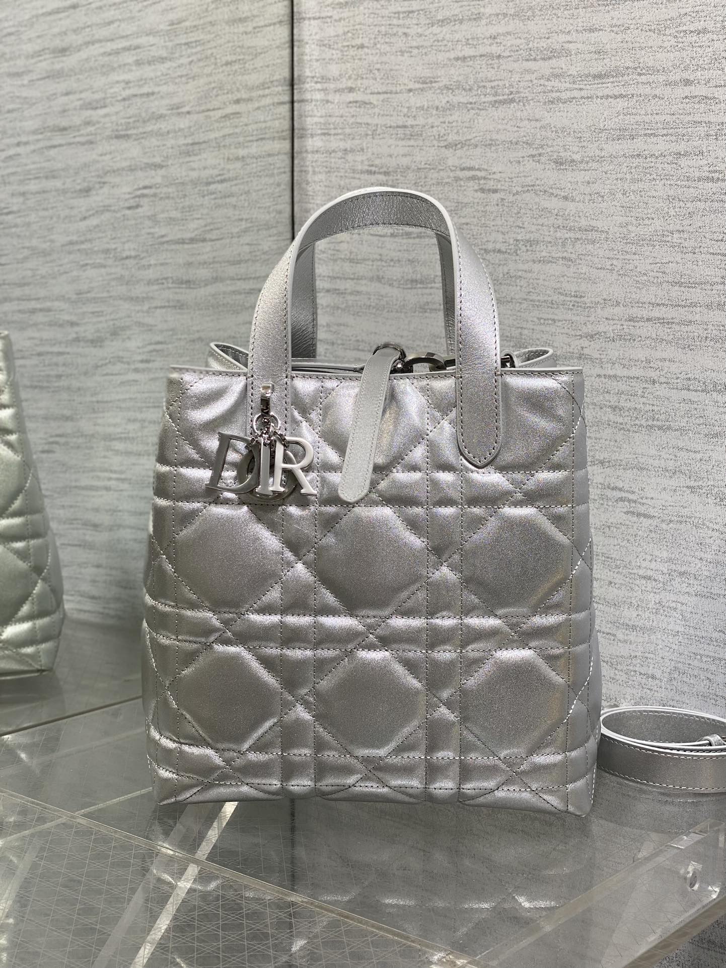 中号银色现货‼️Toujours竖版系列中号，专属菜篮子，有点太美了，高颜值包包，轻松拿捏高级感，超大菱