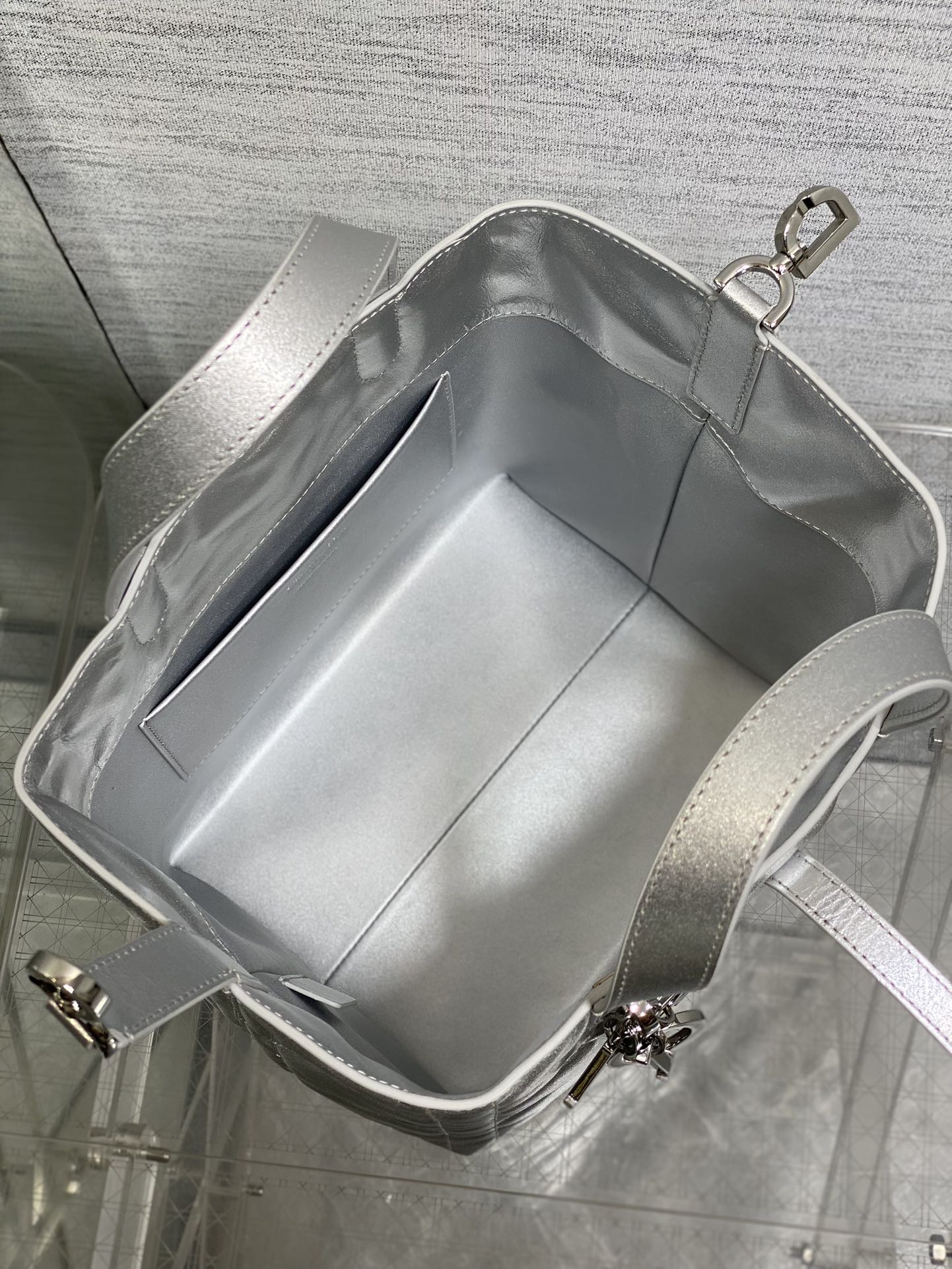 中号银色现货‼️Toujours竖版系列中号，专属菜篮子，有点太美了，高颜值包包，轻松拿捏高级感，超大菱