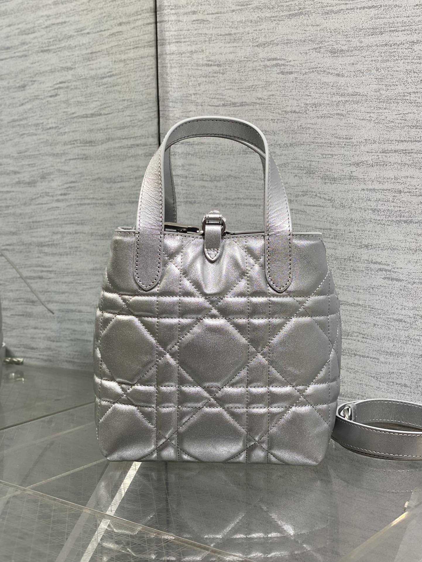 小号银色现货‼️Toujours竖版系列小号，专属菜篮子，有点太美了，高颜值包包，轻松拿捏高级感，超大菱