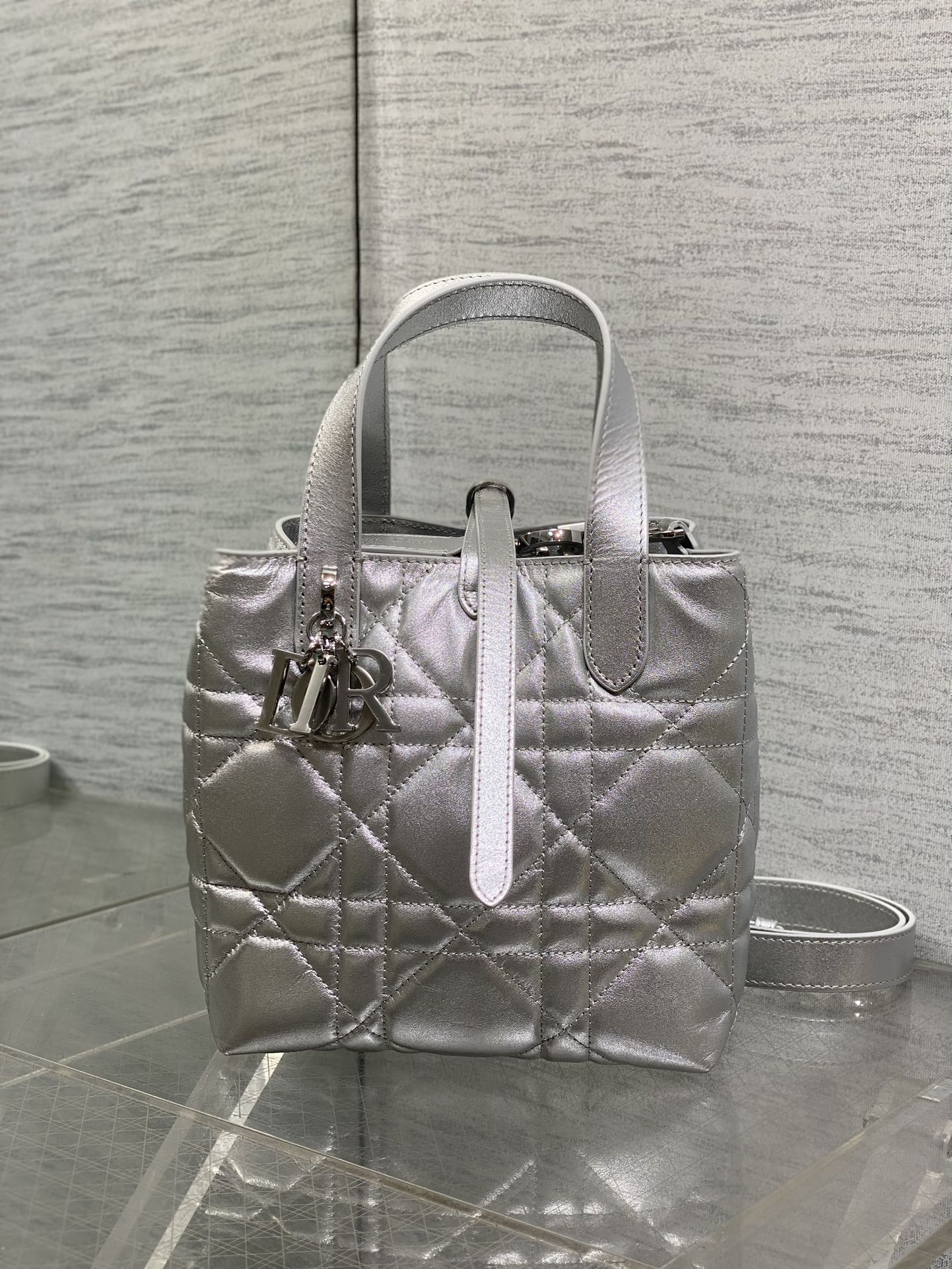 小号银色现货‼️Toujours竖版系列小号，专属菜篮子，有点太美了，高颜值包包，轻松拿捏高级感，超大菱