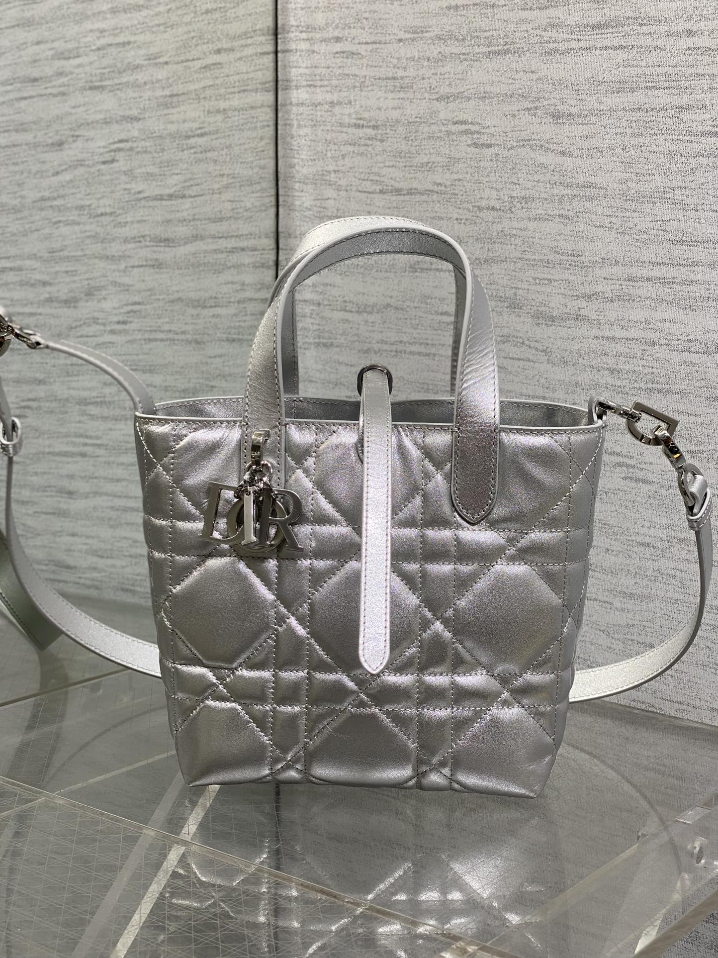 小号银色现货‼️Toujours竖版系列小号，专属菜篮子，有点太美了，高颜值包包，轻松拿捏高级感，超大菱