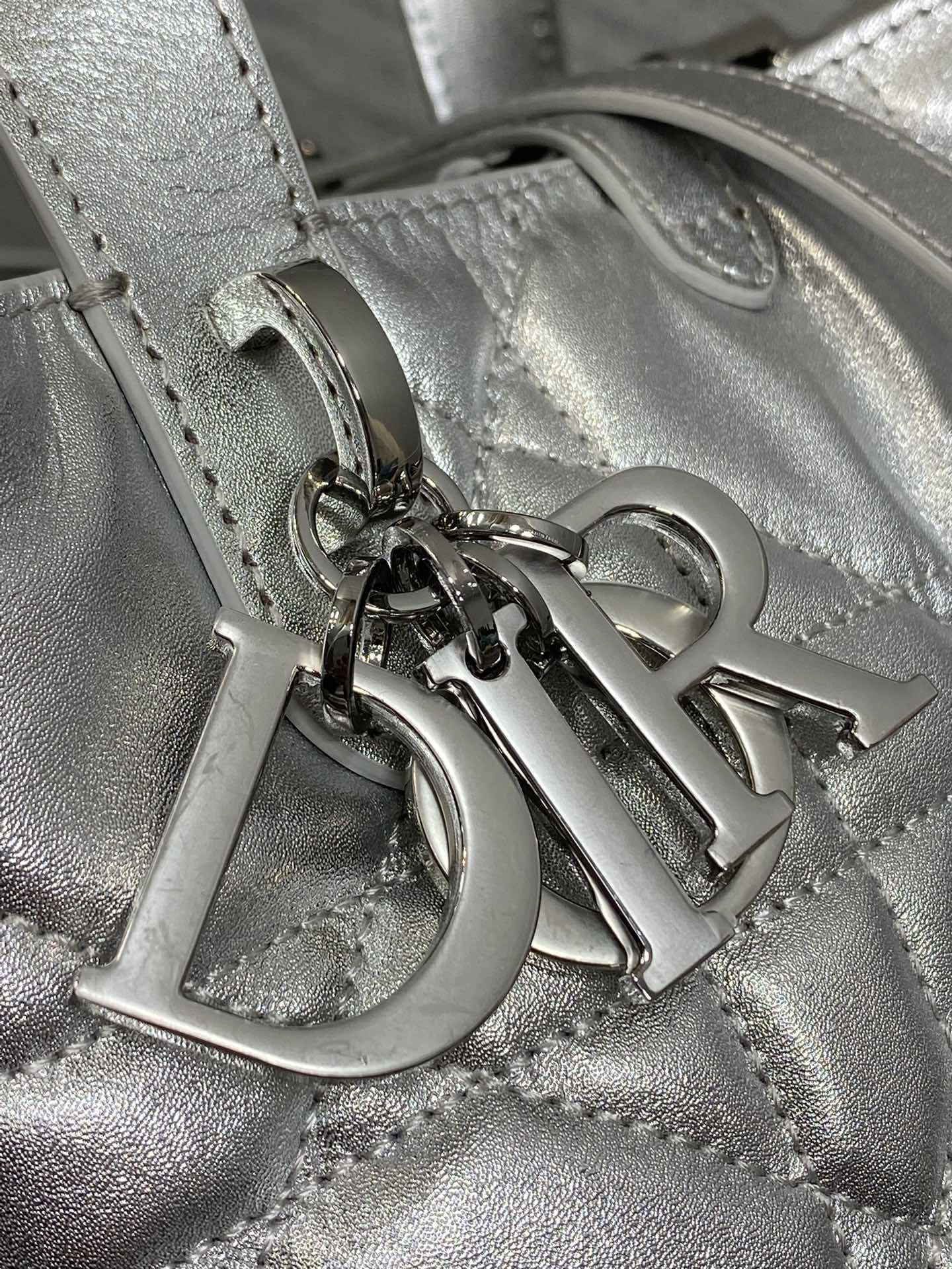 小号银色现货‼️Toujours竖版系列小号，专属菜篮子，有点太美了，高颜值包包，轻松拿捏高级感，超大菱