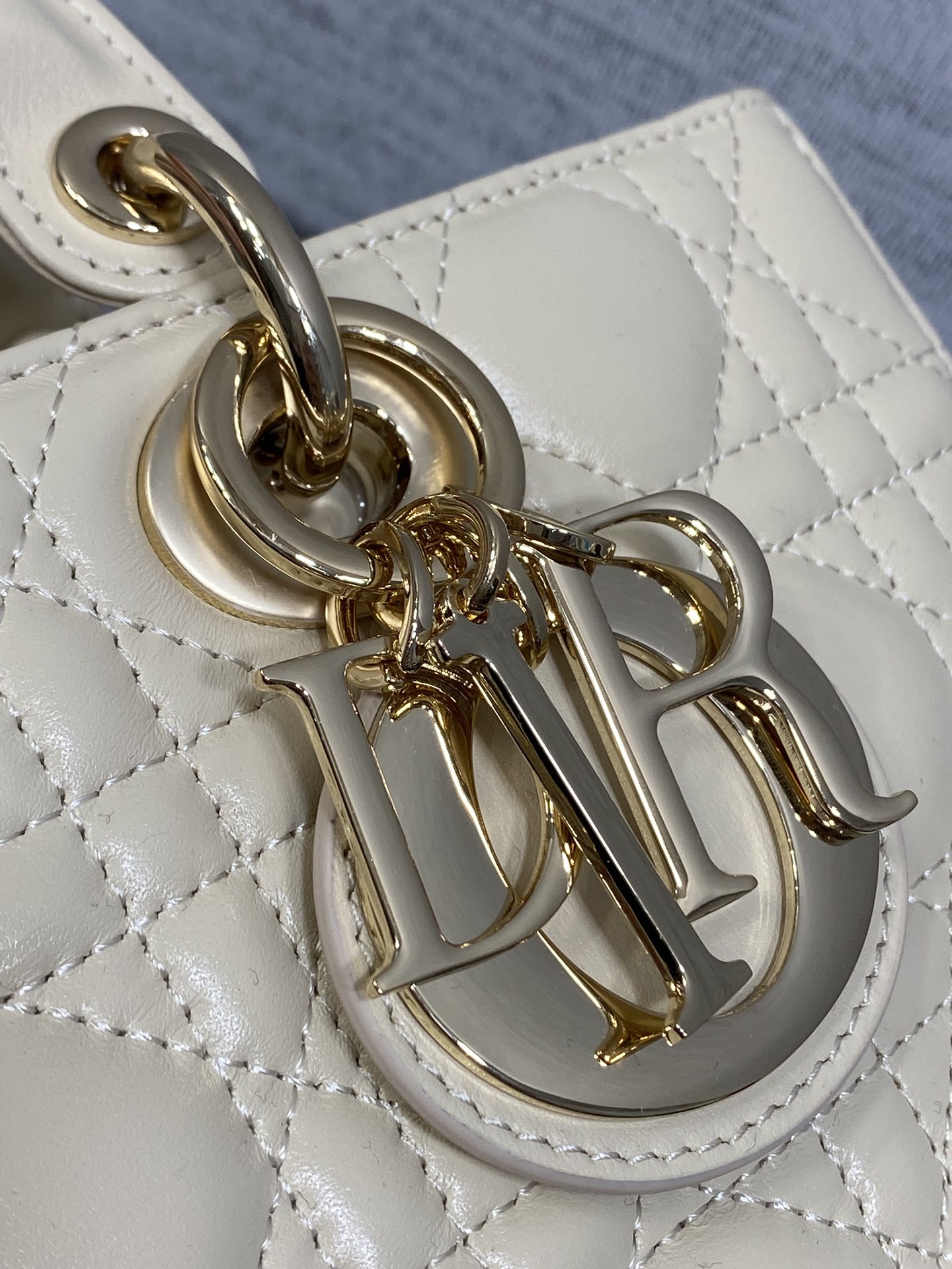 浅米色大号现货‼️全新D-joy强势回归，大爆款的节奏🔥，包包自带两条肩带，多种背法🙋🏻‍♀️，上身又美