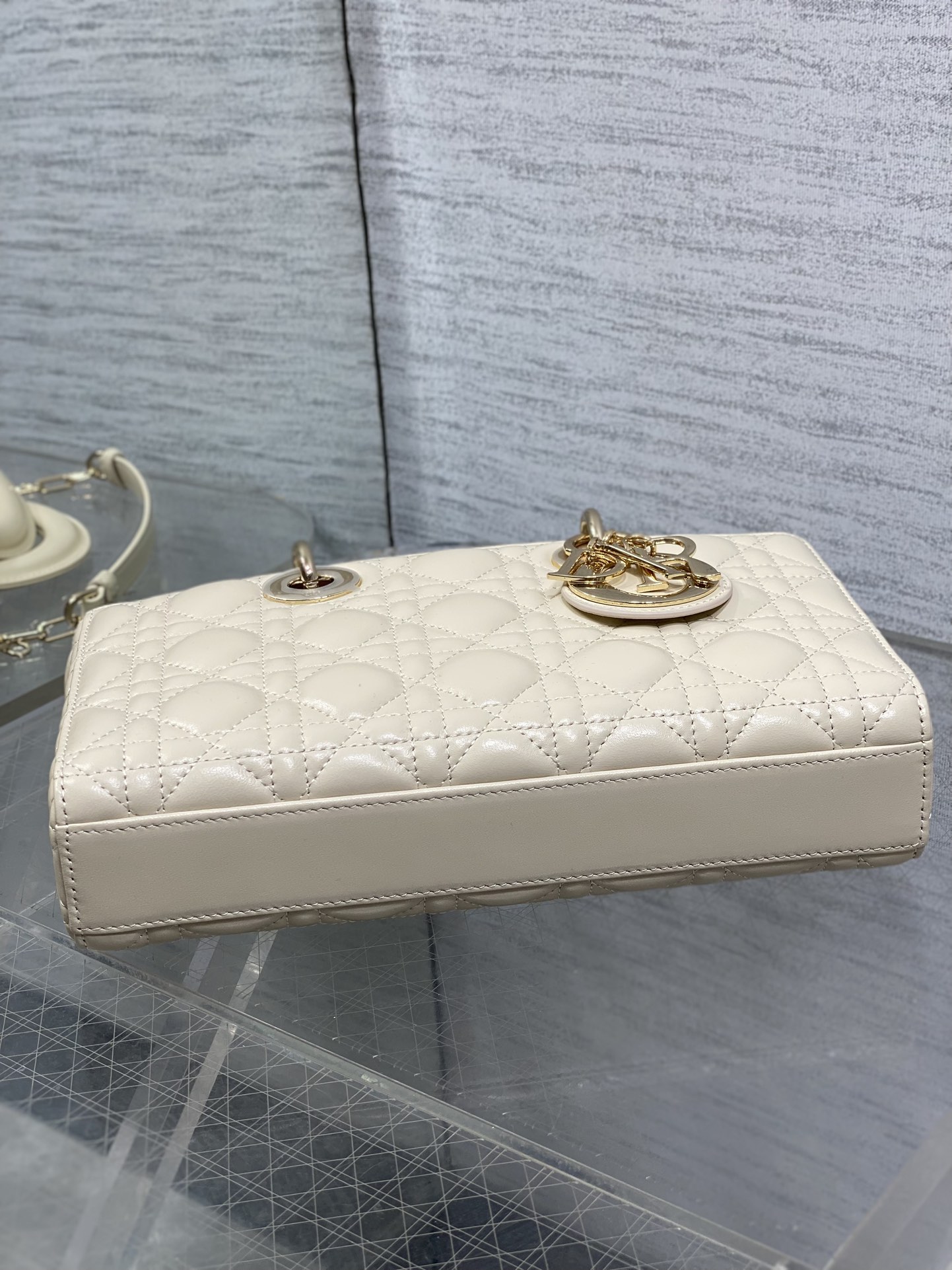 浅米色大号现货‼️全新D-joy强势回归，大爆款的节奏🔥，包包自带两条肩带，多种背法🙋🏻‍♀️，上身又美