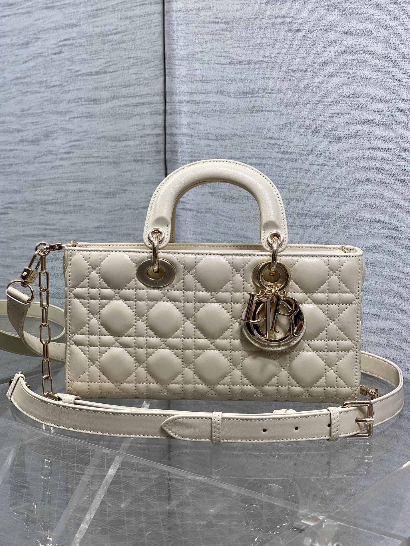 浅米色大号现货‼️全新D-joy强势回归，大爆款的节奏🔥，包包自带两条肩带，多种背法🙋🏻‍♀️，上身又美