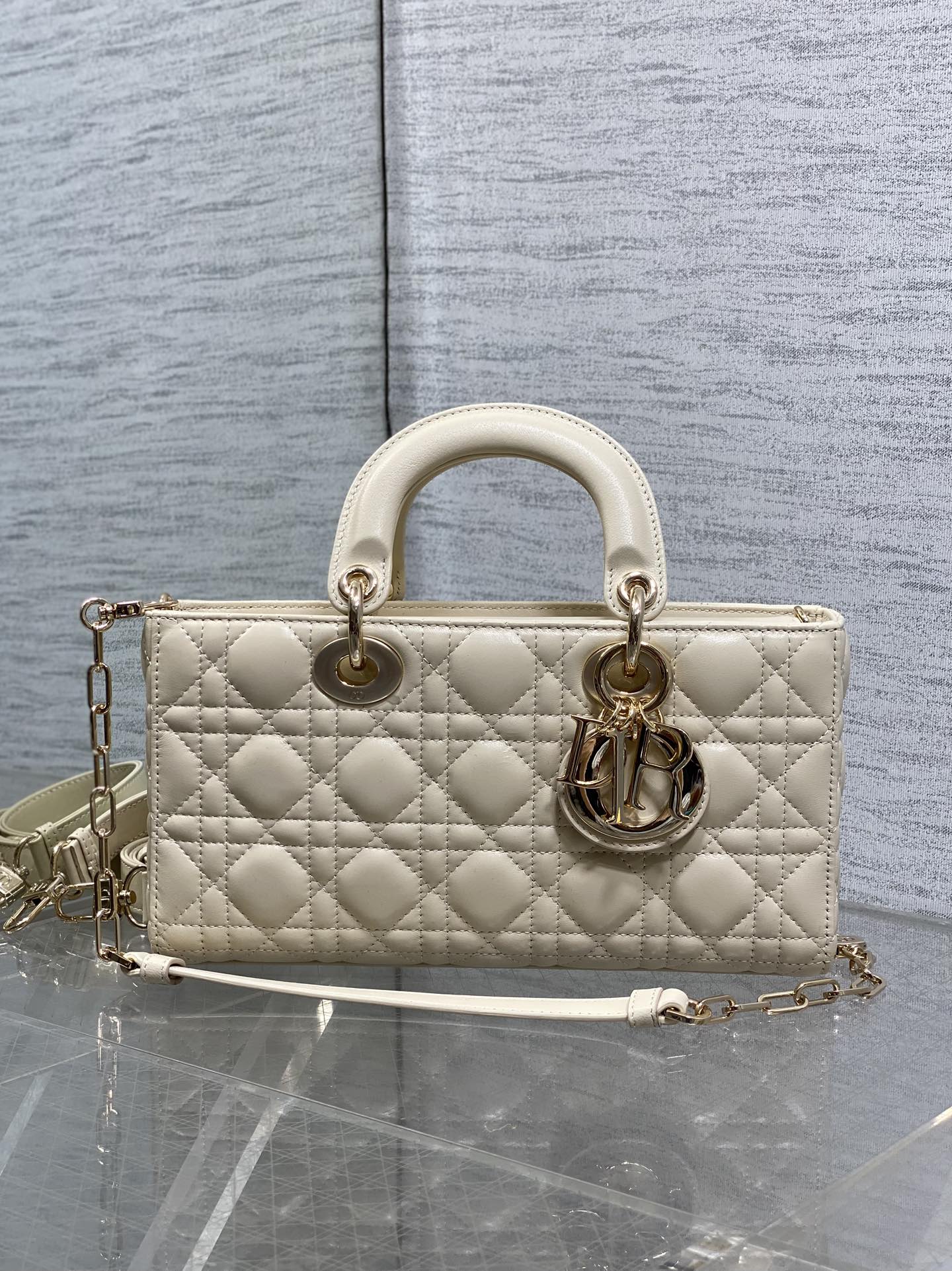 浅米色大号现货‼️全新D-joy强势回归，大爆款的节奏🔥，包包自带两条肩带，多种背法🙋🏻‍♀️，上身又美