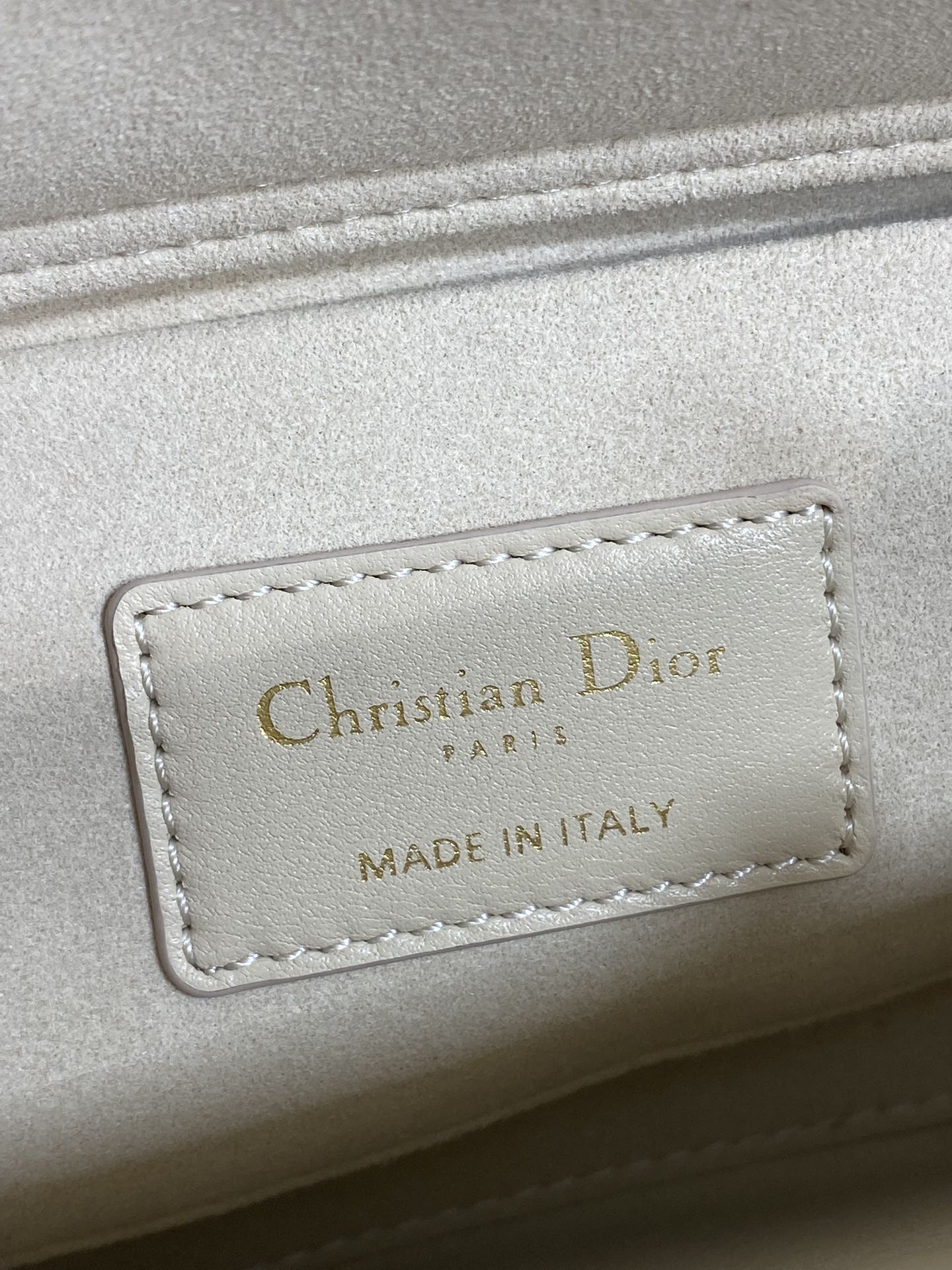 浅米色大号现货‼️全新D-joy强势回归，大爆款的节奏🔥，包包自带两条肩带，多种背法🙋🏻‍♀️，上身又美