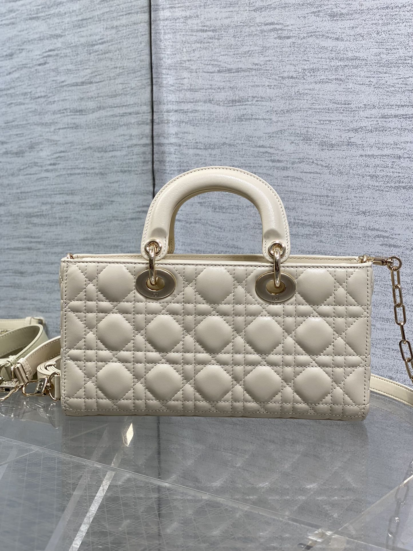 浅米色大号现货‼️全新D-joy强势回归，大爆款的节奏🔥，包包自带两条肩带，多种背法🙋🏻‍♀️，上身又美