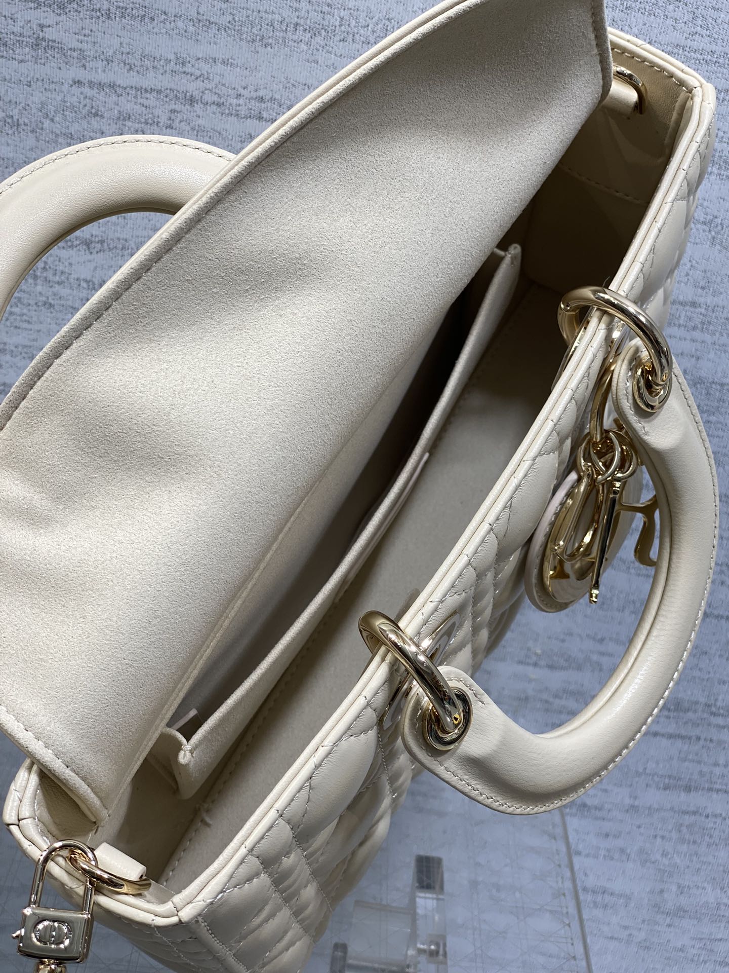 浅米色大号现货‼️全新D-joy强势回归，大爆款的节奏🔥，包包自带两条肩带，多种背法🙋🏻‍♀️，上身又美