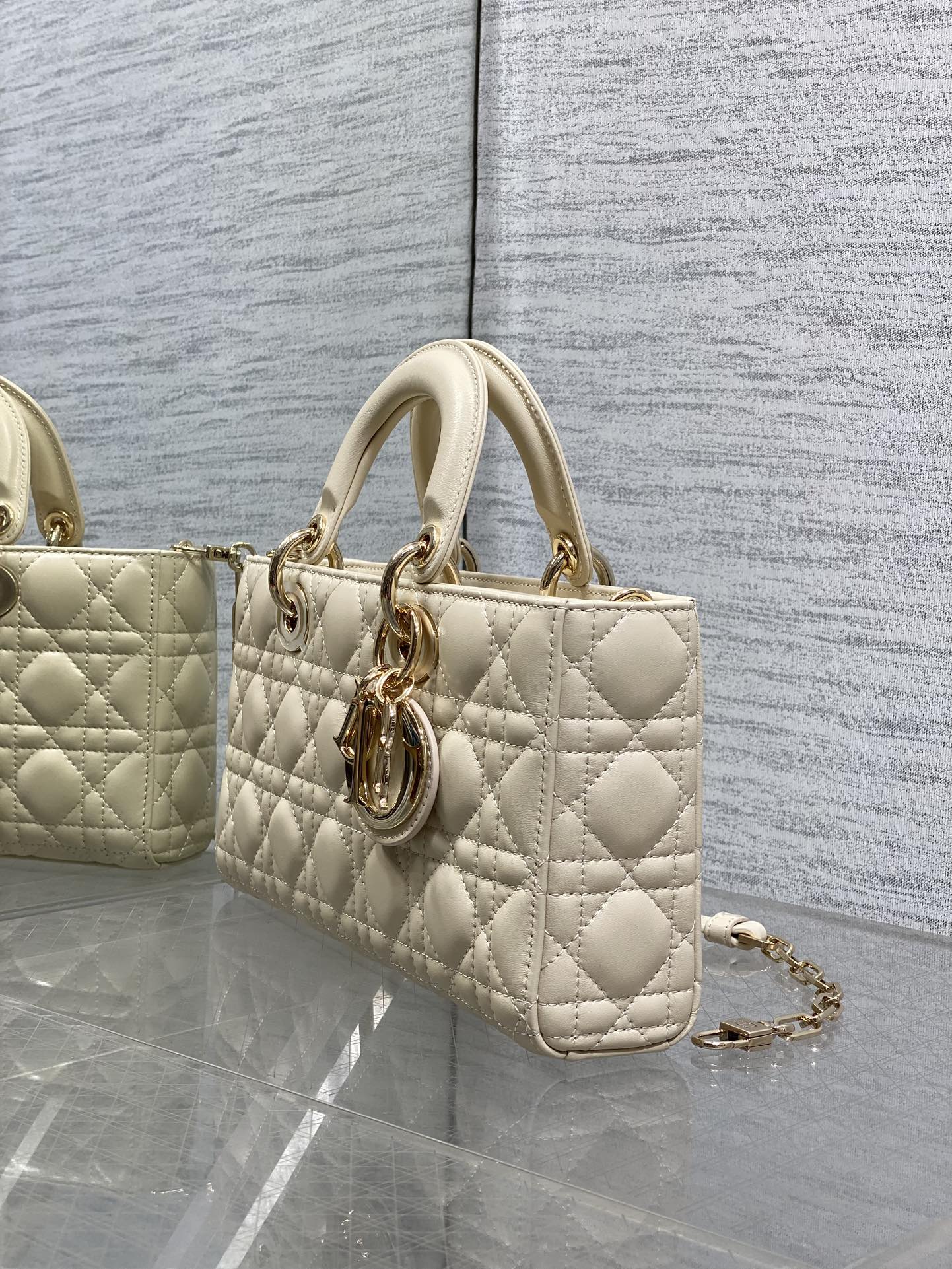 浅米色大号现货‼️全新D-joy强势回归，大爆款的节奏🔥，包包自带两条肩带，多种背法🙋🏻‍♀️，上身又美