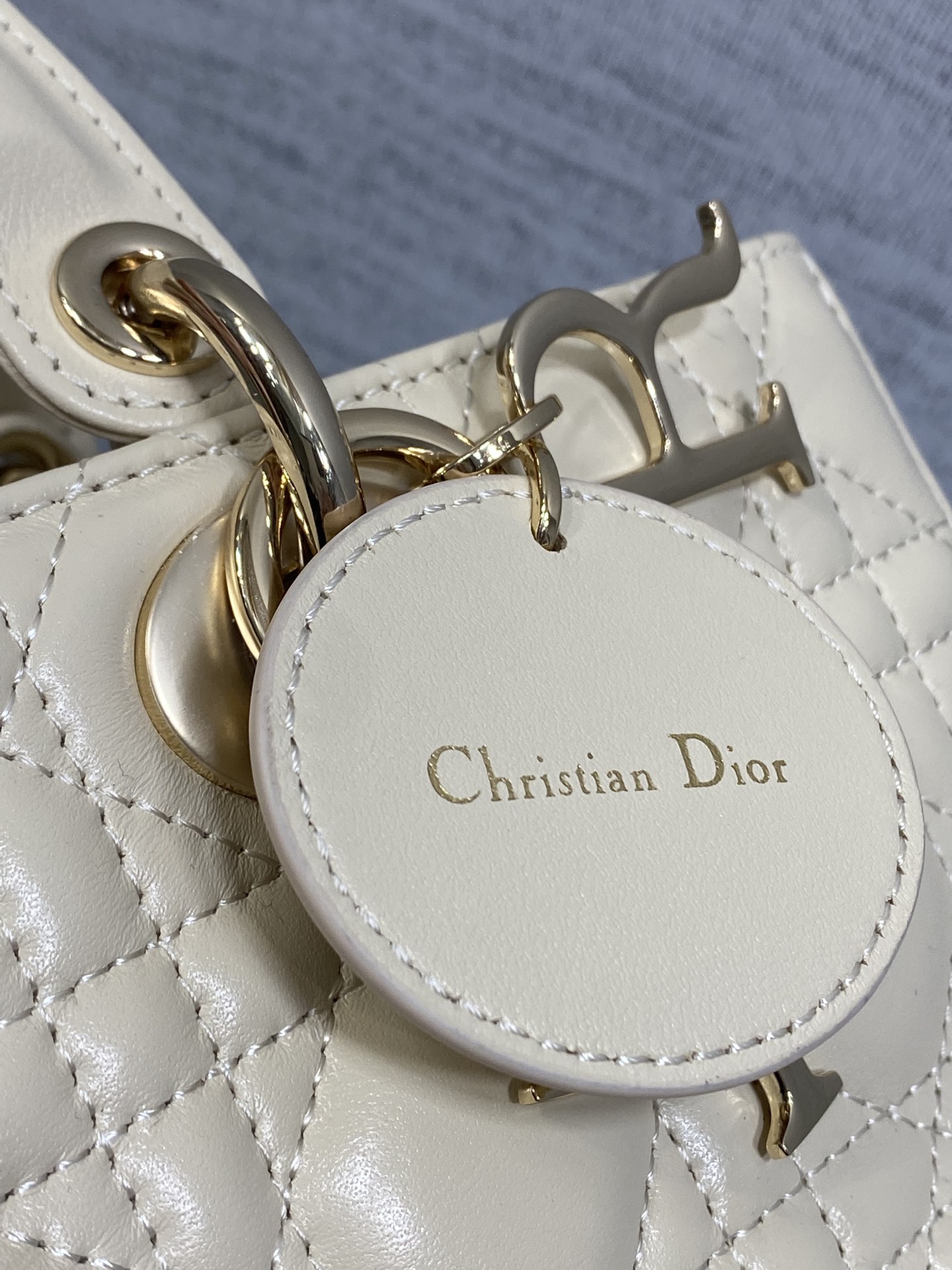 浅米色大号现货‼️全新D-joy强势回归，大爆款的节奏🔥，包包自带两条肩带，多种背法🙋🏻‍♀️，上身又美