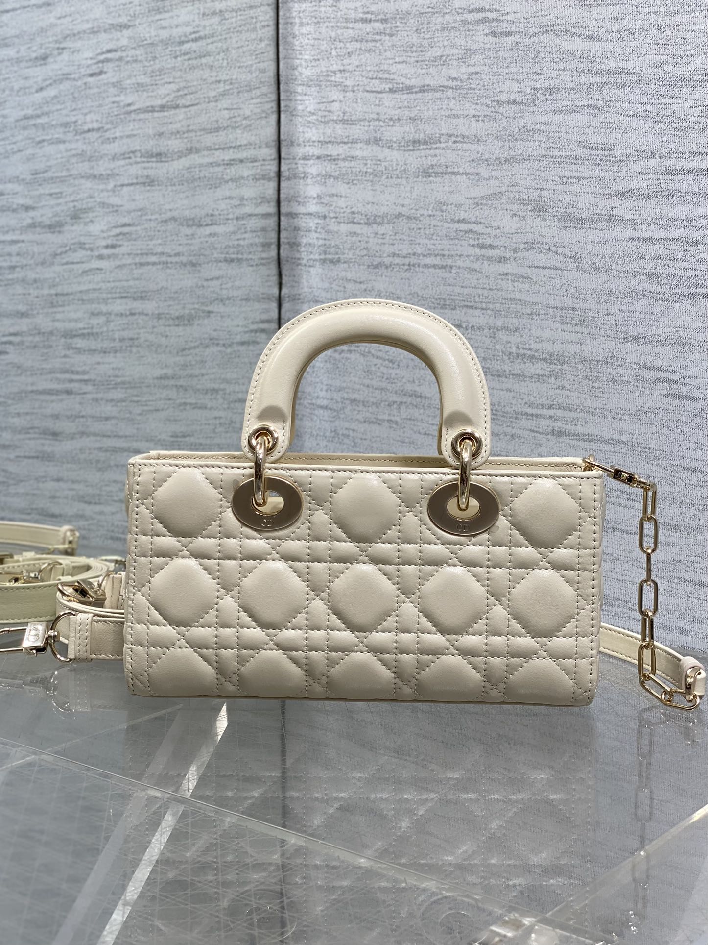 浅米色小号现货‼️全新D-joy强势回归，最新小号✔️大爆款的节奏🔥，包包自带两条肩带，多种背法🙋🏻‍♀