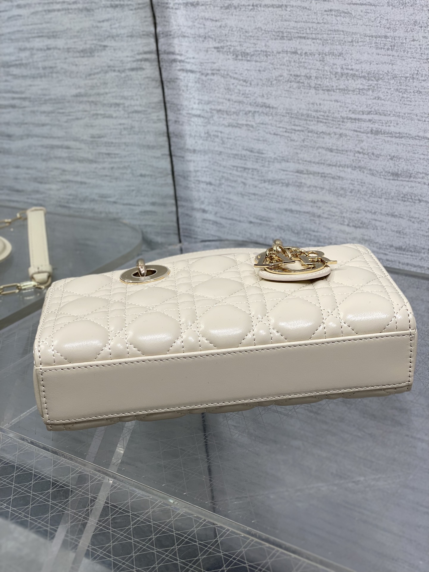 浅米色小号现货‼️全新D-joy强势回归，最新小号✔️大爆款的节奏🔥，包包自带两条肩带，多种背法🙋🏻‍♀