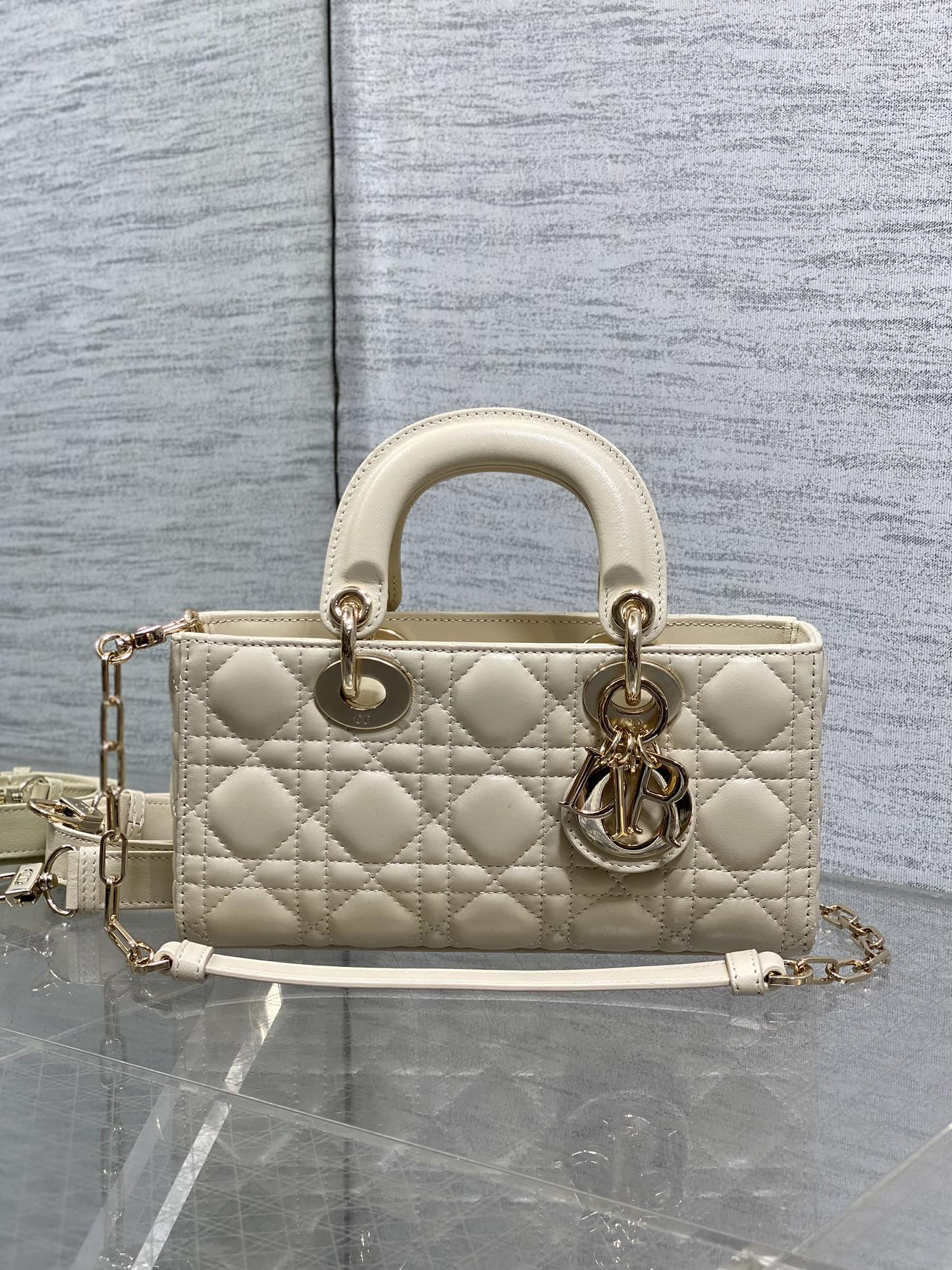 浅米色小号现货‼️全新D-joy强势回归，最新小号✔️大爆款的节奏🔥，包包自带两条肩带，多种背法🙋🏻‍♀