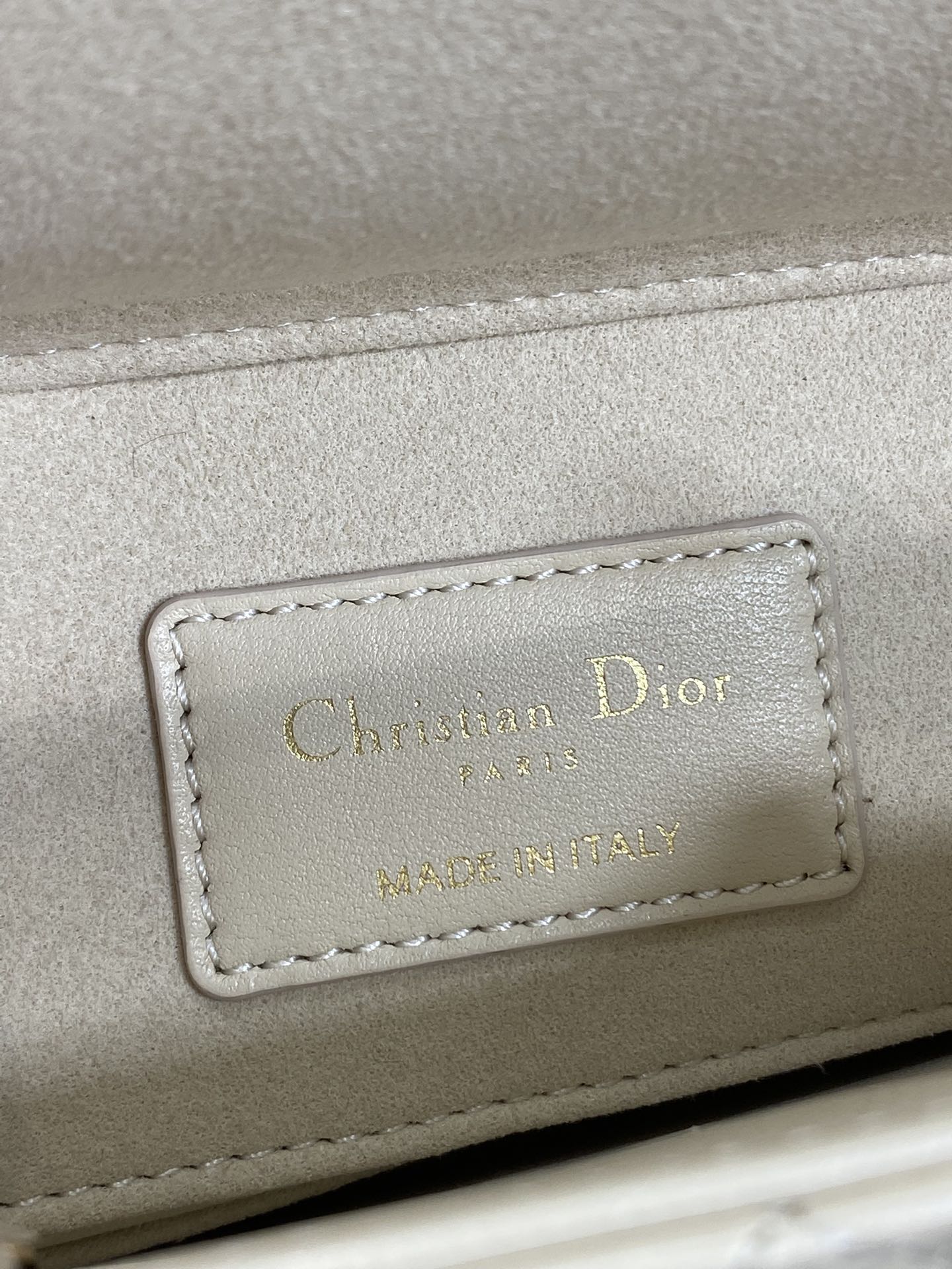 浅米色小号现货‼️全新D-joy强势回归，最新小号✔️大爆款的节奏🔥，包包自带两条肩带，多种背法🙋🏻‍♀