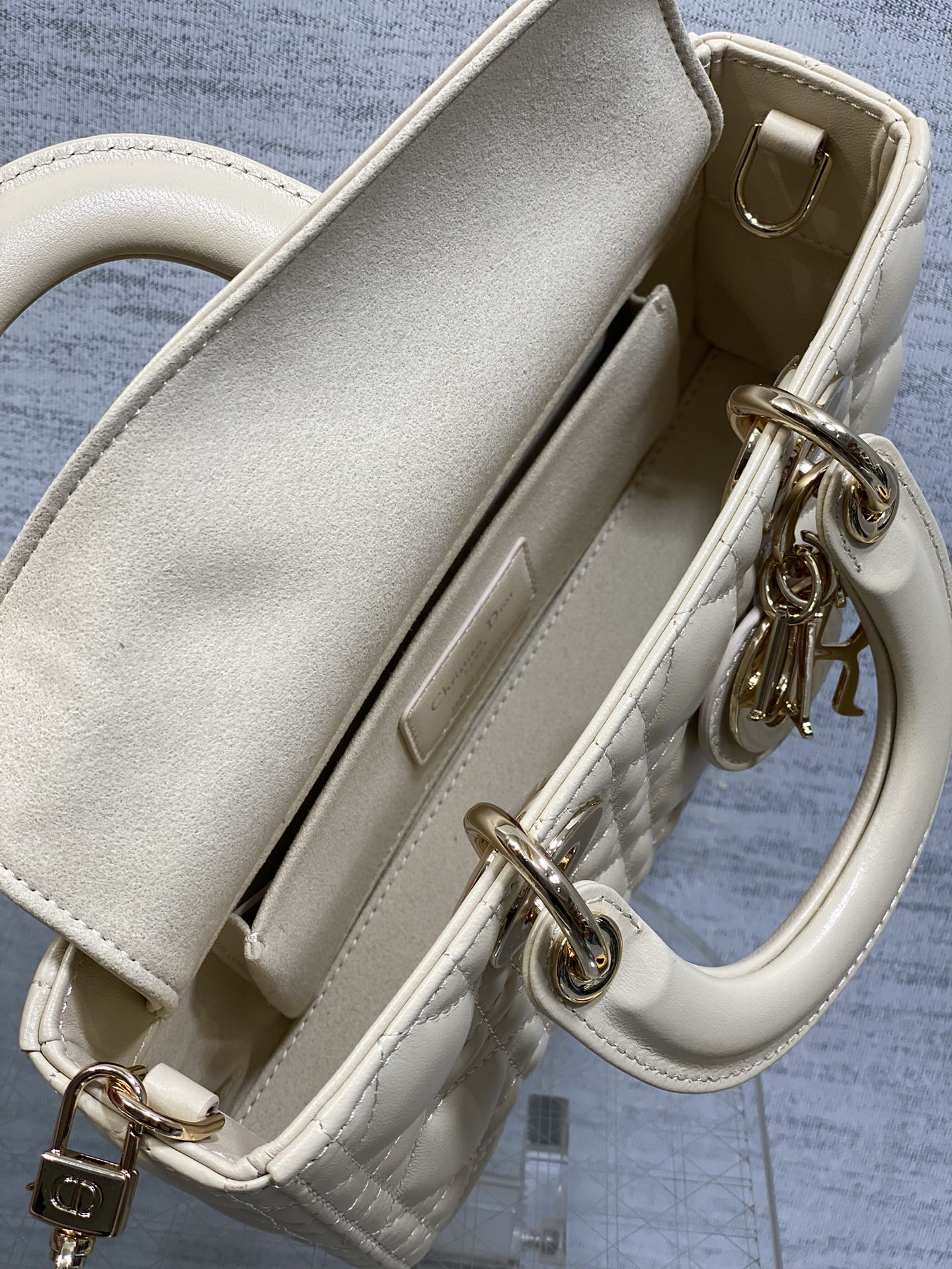 浅米色小号现货‼️全新D-joy强势回归，最新小号✔️大爆款的节奏🔥，包包自带两条肩带，多种背法🙋🏻‍♀