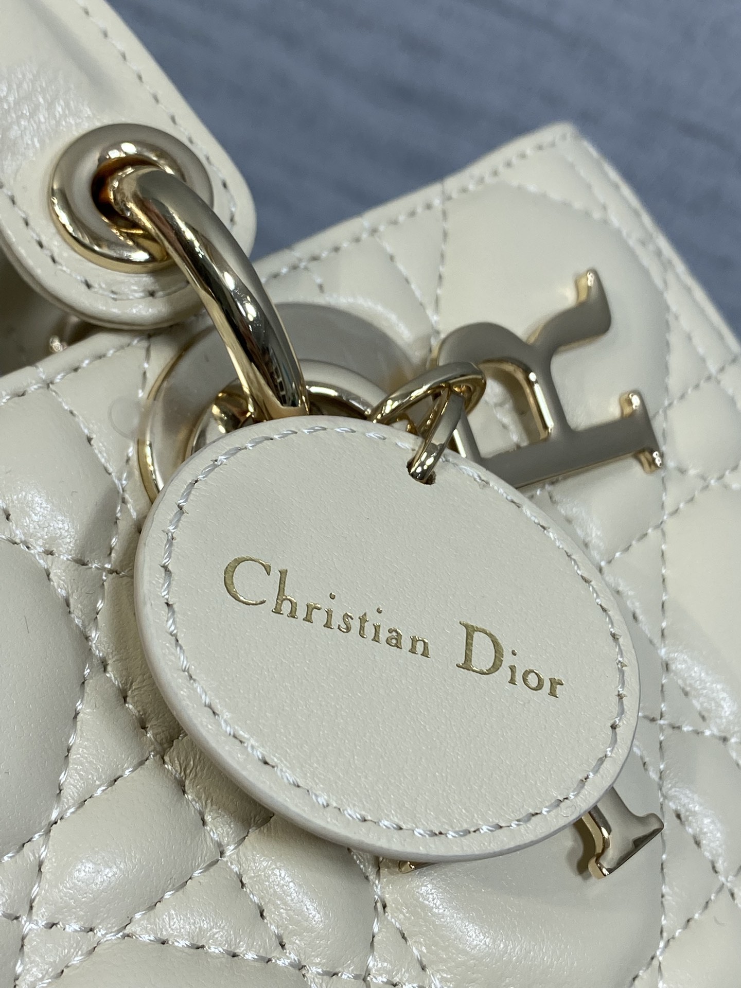 浅米色小号现货‼️全新D-joy强势回归，最新小号✔️大爆款的节奏🔥，包包自带两条肩带，多种背法🙋🏻‍♀