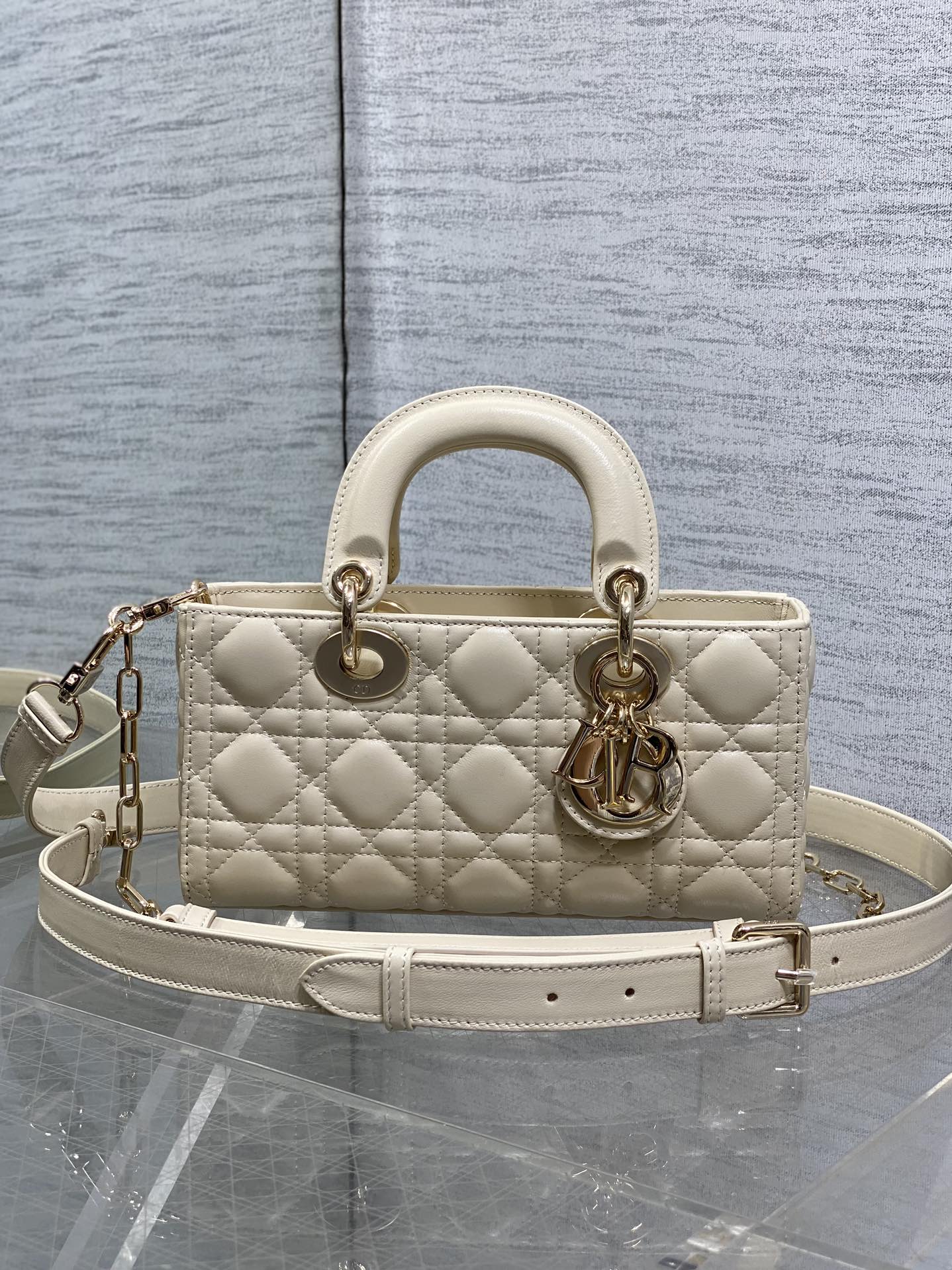 浅米色小号现货‼️全新D-joy强势回归，最新小号✔️大爆款的节奏🔥，包包自带两条肩带，多种背法🙋🏻‍♀