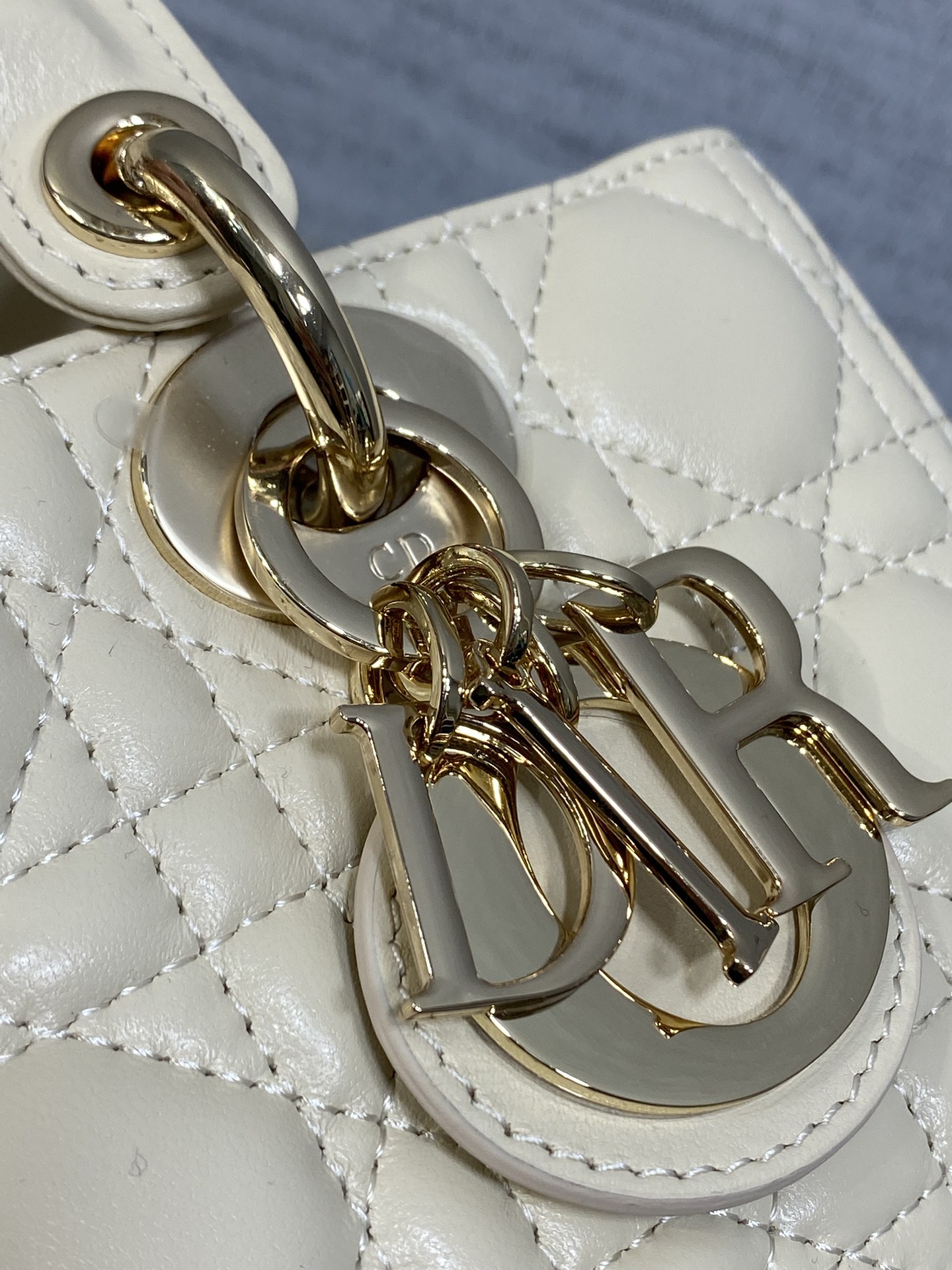 浅米色小号现货‼️全新D-joy强势回归，最新小号✔️大爆款的节奏🔥，包包自带两条肩带，多种背法🙋🏻‍♀