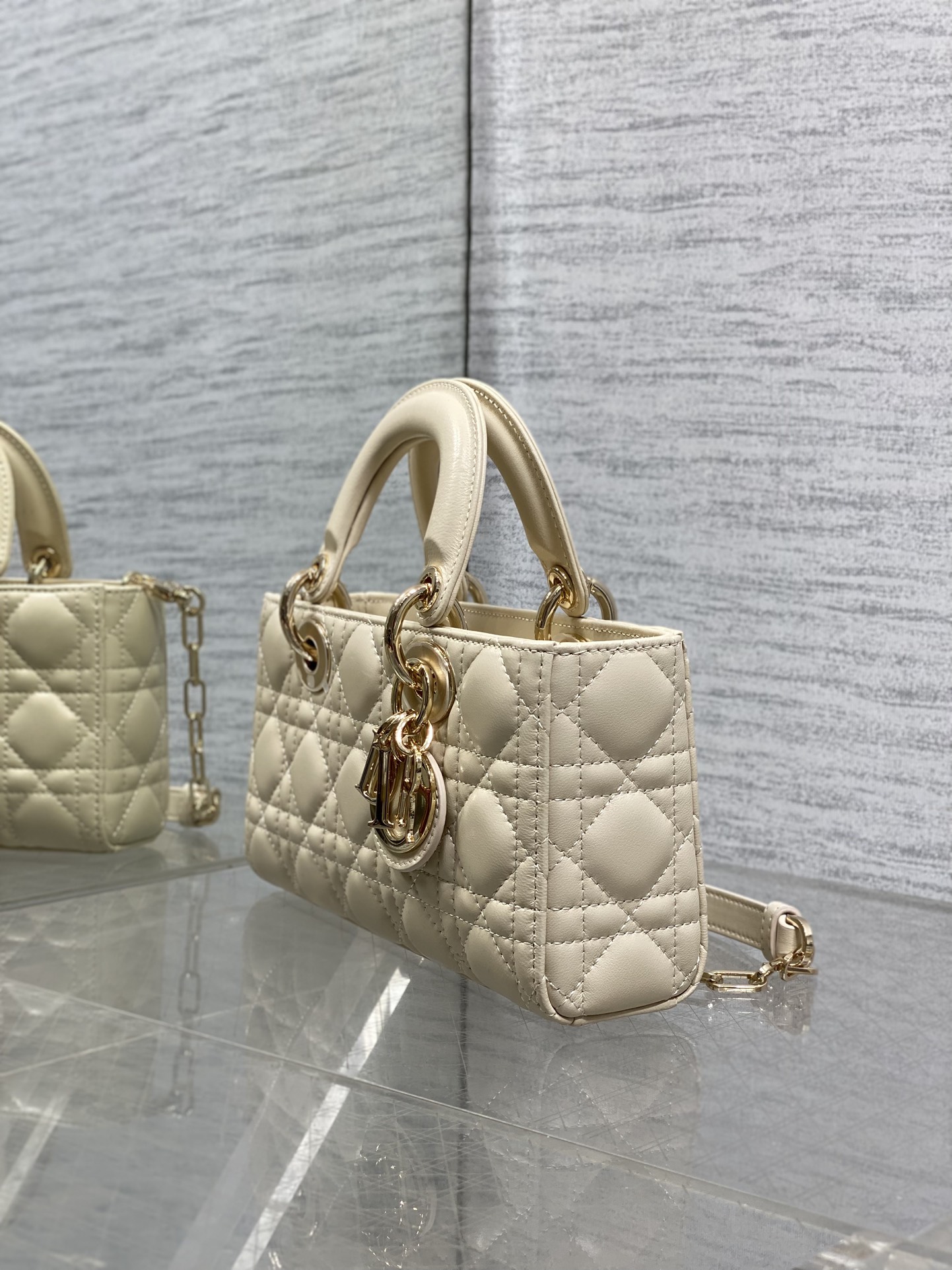 浅米色小号现货‼️全新D-joy强势回归，最新小号✔️大爆款的节奏🔥，包包自带两条肩带，多种背法🙋🏻‍♀