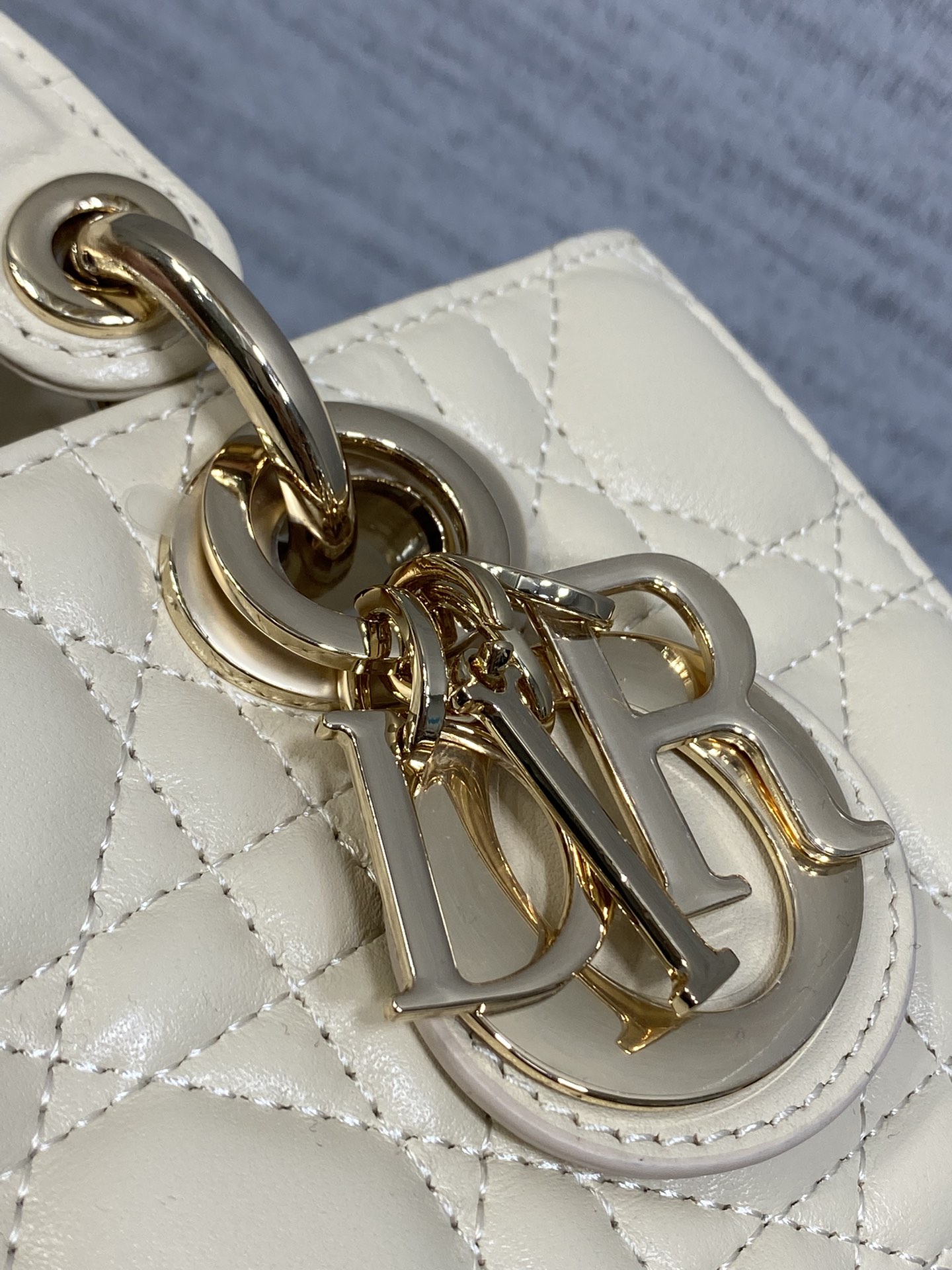 浅米色现货‼️D-joy最新mini系列，说micro太小，小号太大的宝贝们都看过来，新出的mini尺寸