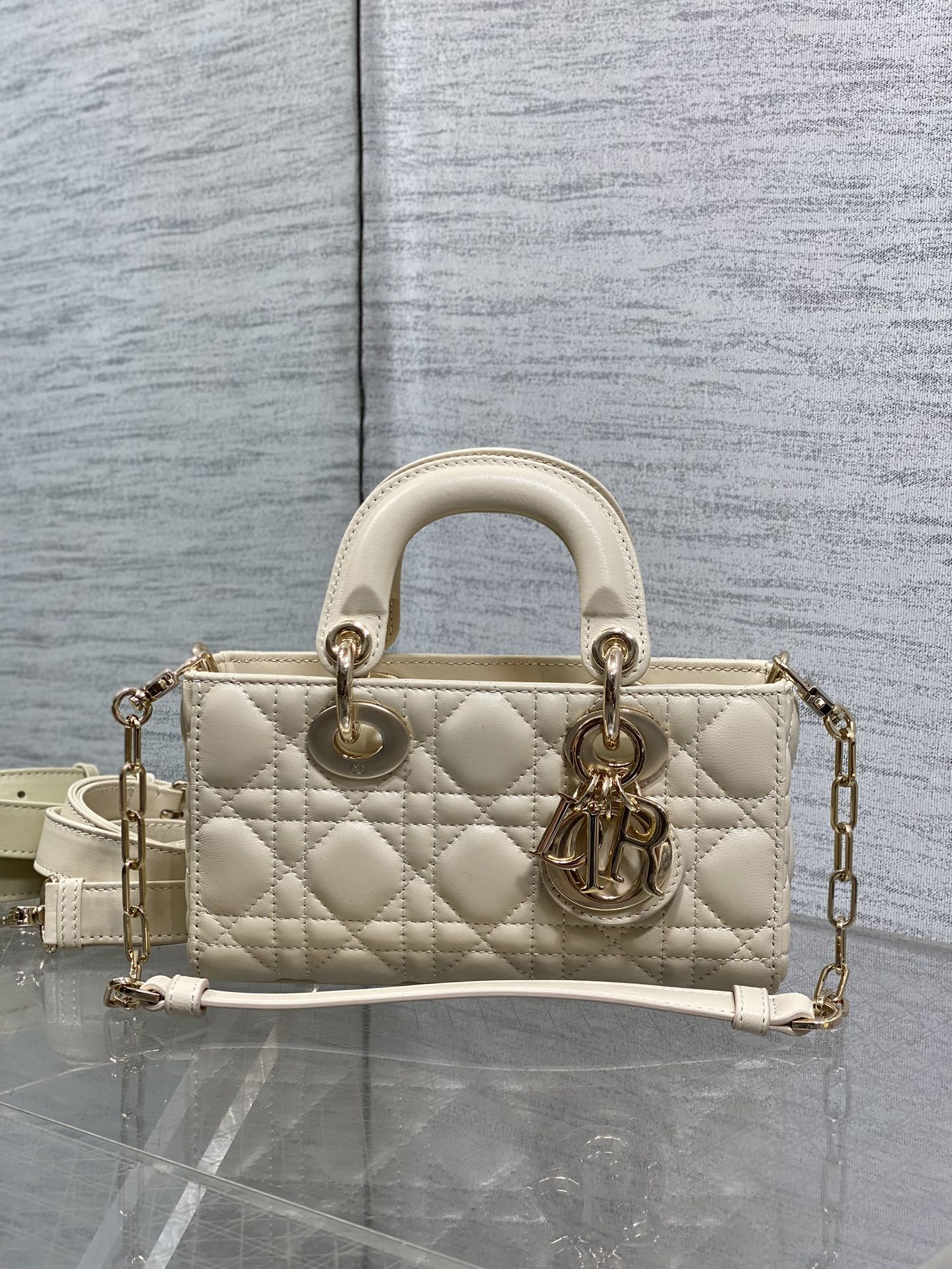 浅米色现货‼️D-joy最新mini系列，说micro太小，小号太大的宝贝们都看过来，新出的mini尺寸