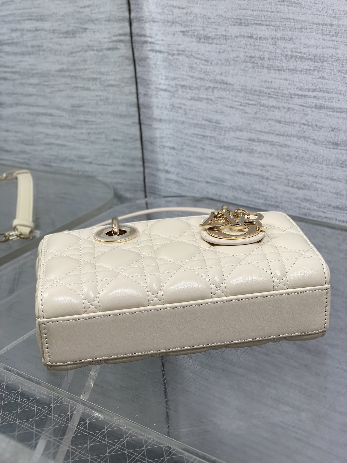 浅米色现货‼️D-joy最新mini系列，说micro太小，小号太大的宝贝们都看过来，新出的mini尺寸