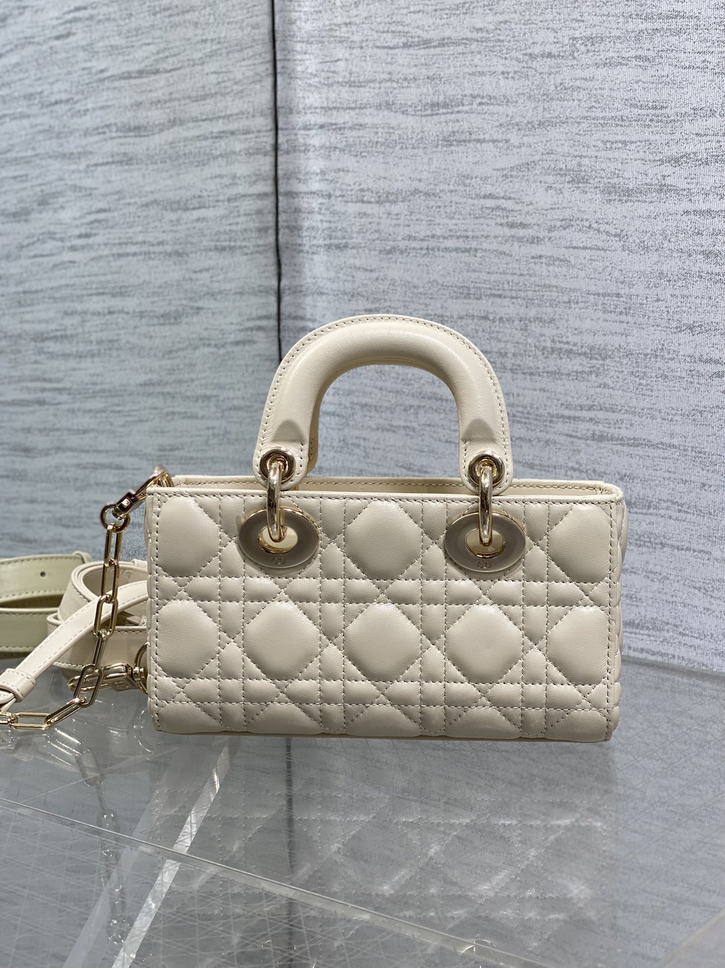 浅米色现货‼️D-joy最新mini系列，说micro太小，小号太大的宝贝们都看过来，新出的mini尺寸