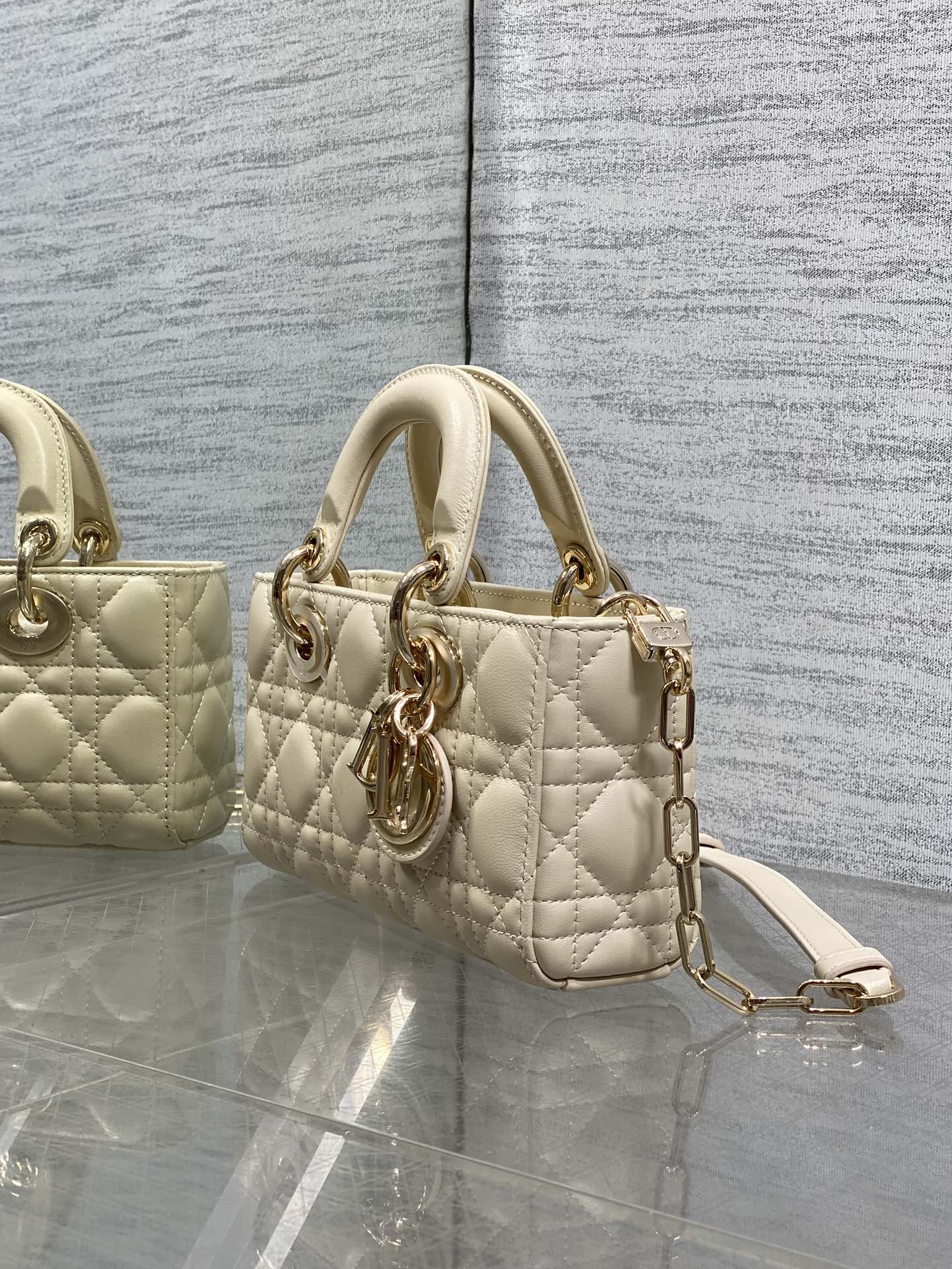 浅米色现货‼️D-joy最新mini系列，说micro太小，小号太大的宝贝们都看过来，新出的mini尺寸