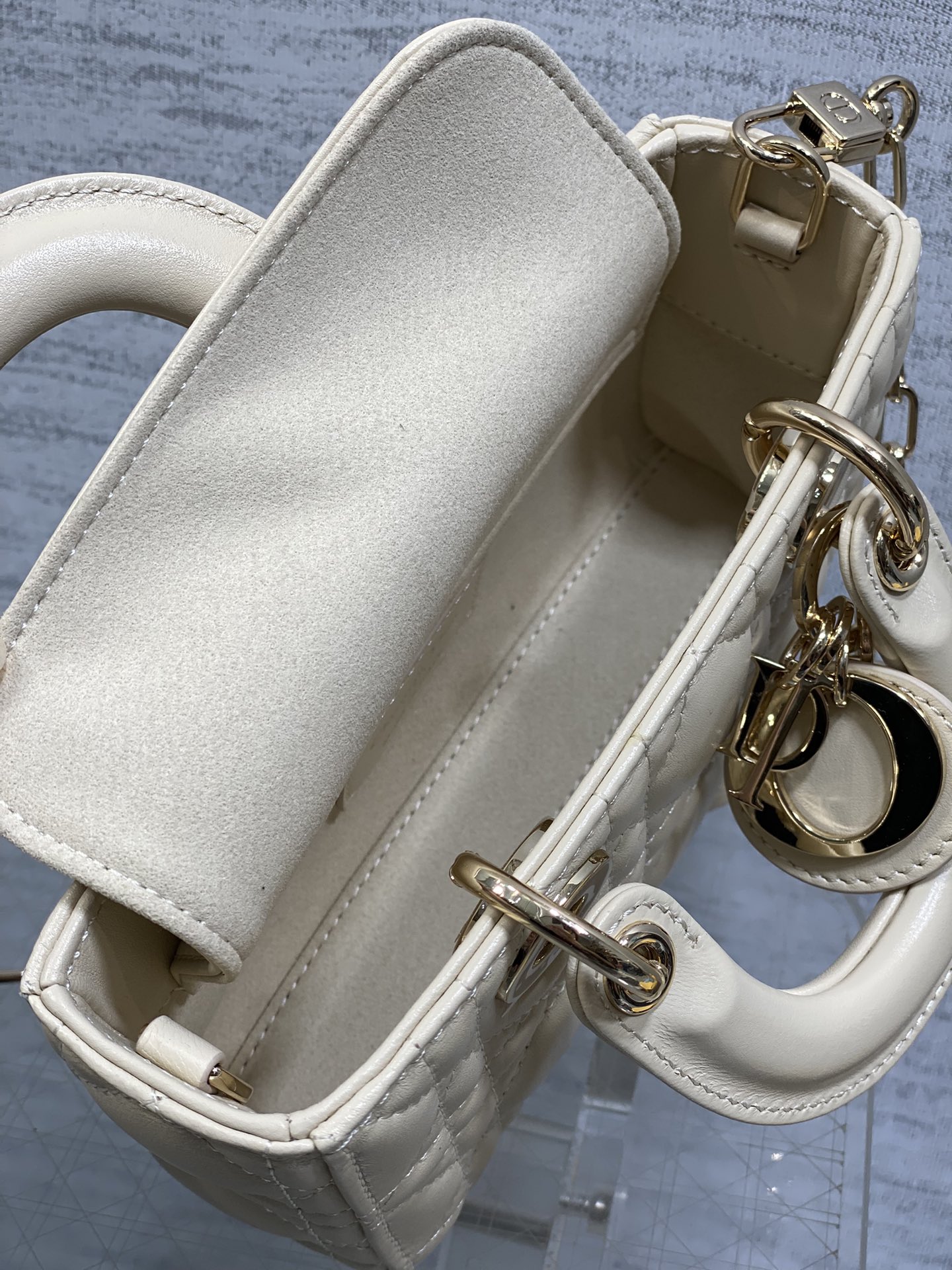 浅米色迷你现货‼️D-Joy bag羊皮2023款时尚果然就是轮回，回归了一把中古戴妃长方包形，短链条➕