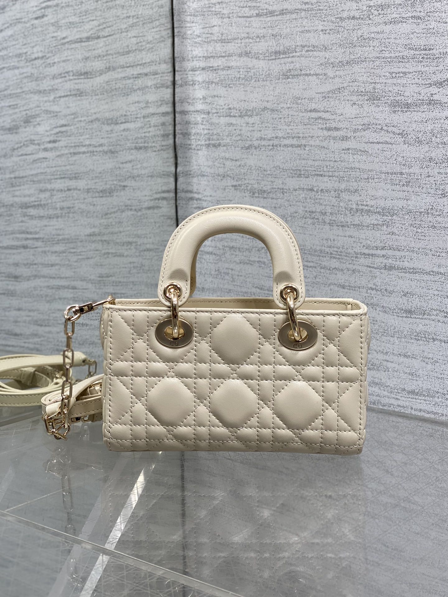 浅米色迷你现货‼️D-Joy bag羊皮2023款时尚果然就是轮回，回归了一把中古戴妃长方包形，短链条➕