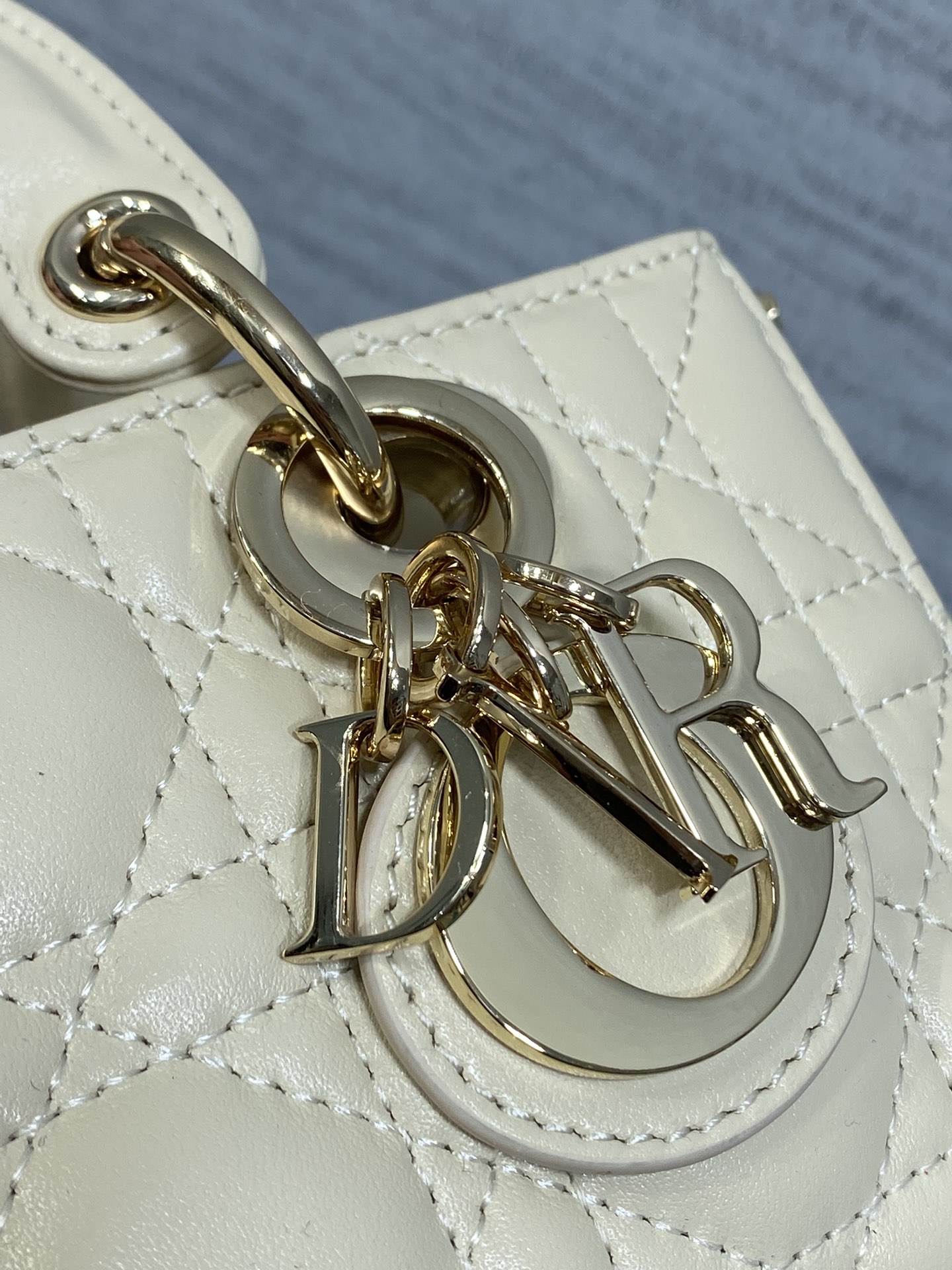 浅米色迷你现货‼️D-Joy bag羊皮2023款时尚果然就是轮回，回归了一把中古戴妃长方包形，短链条➕