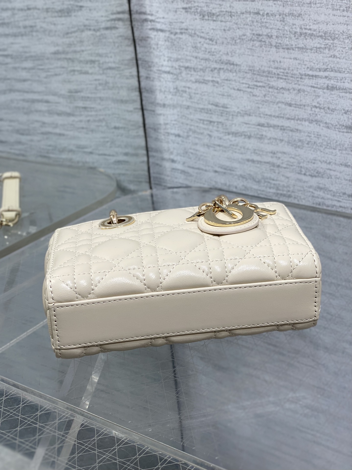 浅米色迷你现货‼️D-Joy bag羊皮2023款时尚果然就是轮回，回归了一把中古戴妃长方包形，短链条➕