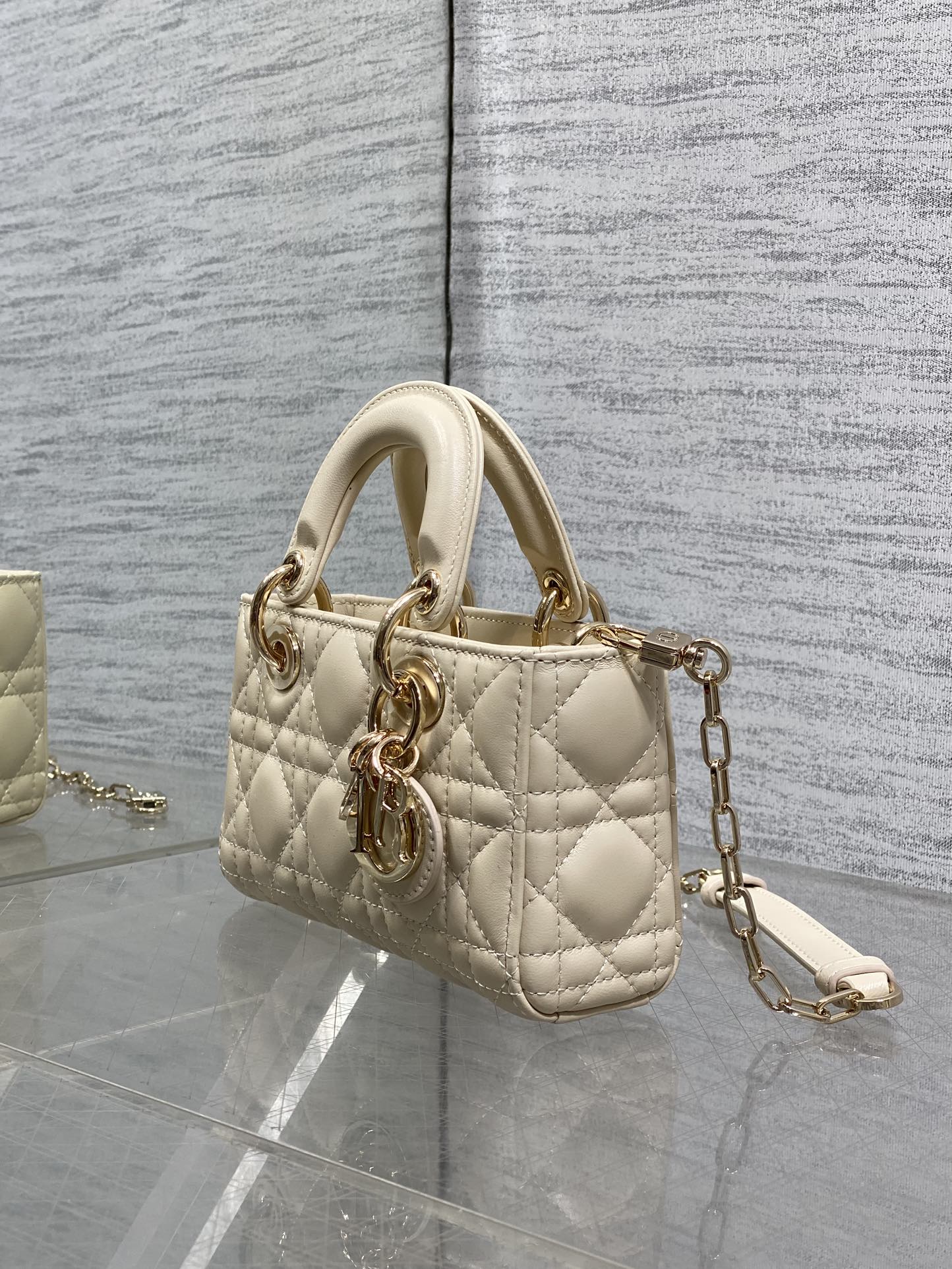 浅米色迷你现货‼️D-Joy bag羊皮2023款时尚果然就是轮回，回归了一把中古戴妃长方包形，短链条➕