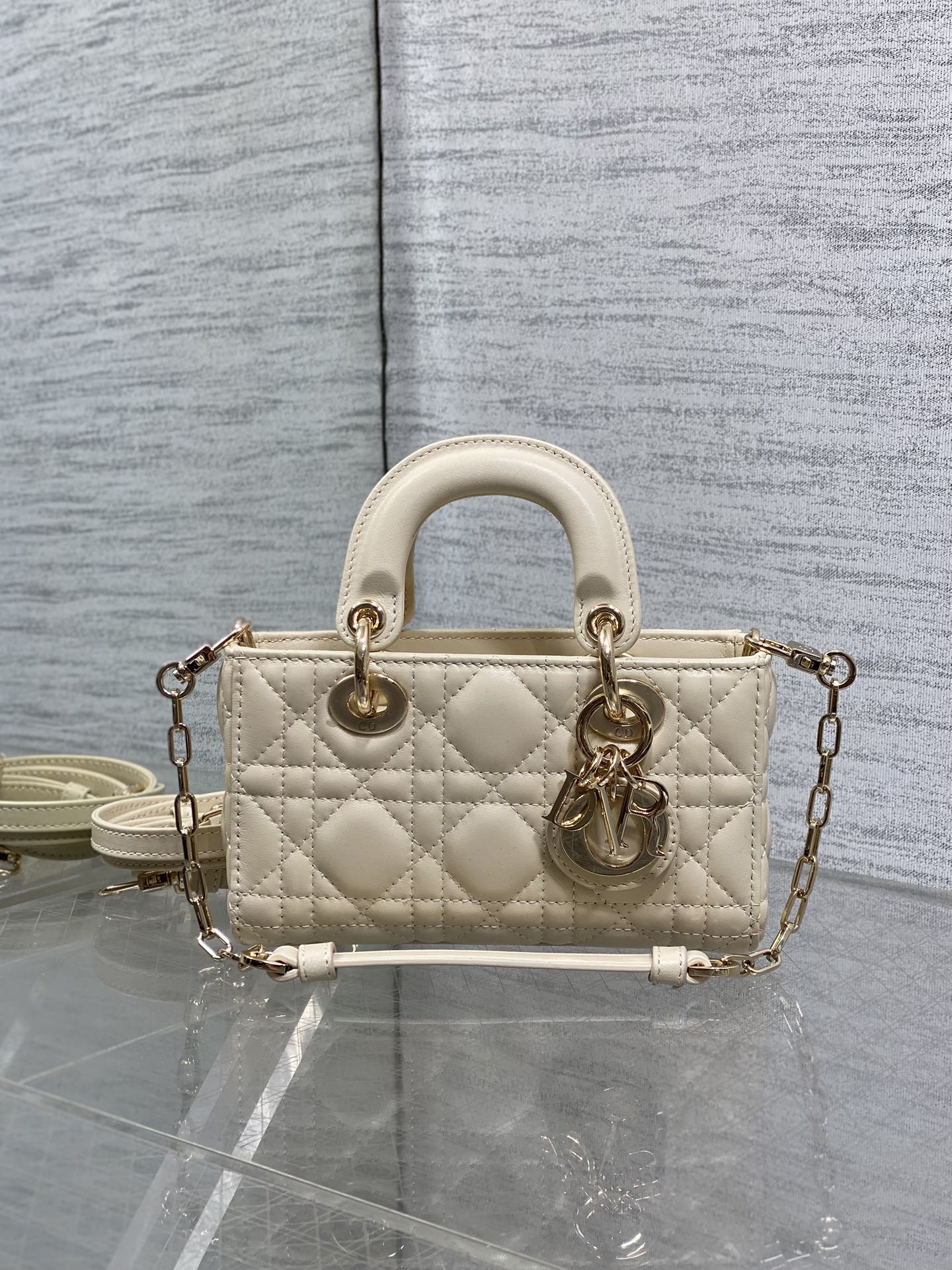 浅米色迷你现货‼️D-Joy bag羊皮2023款时尚果然就是轮回，回归了一把中古戴妃长方包形，短链条➕