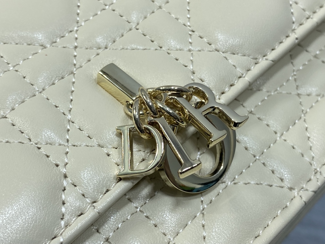 浅米色现货‼️砖柜最新珍珠链条手拿包🆕标志性的藤纹格，经典的字母吊饰👏 ，别致的手柄设计，搭配柔软的羊皮