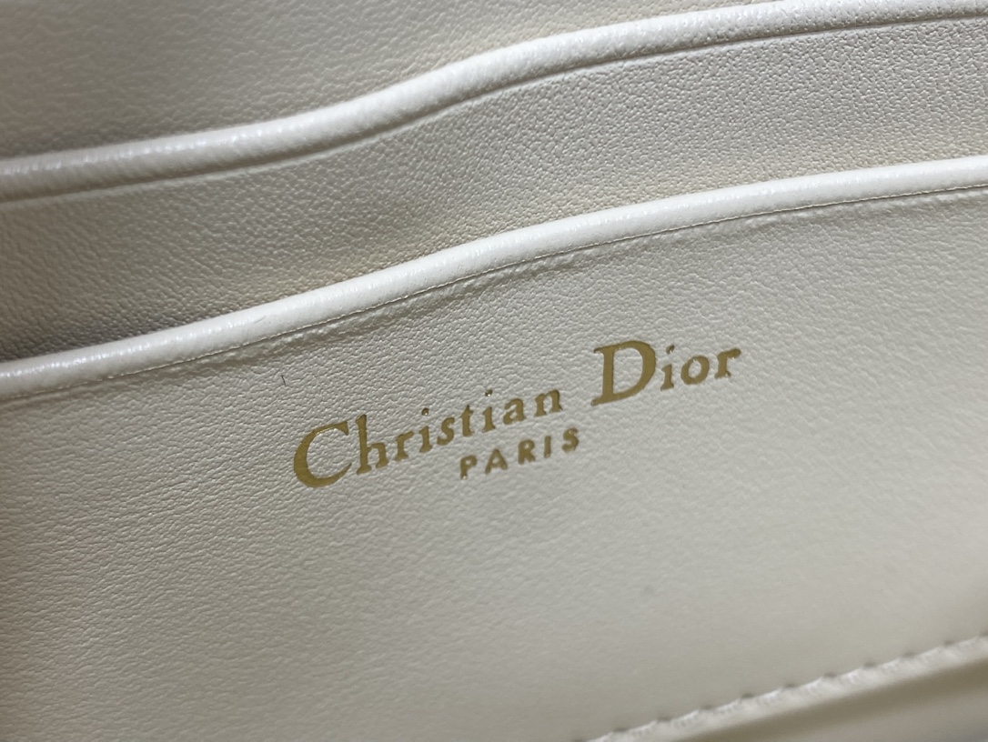 浅米色现货‼️砖柜最新珍珠链条手拿包🆕标志性的藤纹格，经典的字母吊饰👏 ，别致的手柄设计，搭配柔软的羊皮