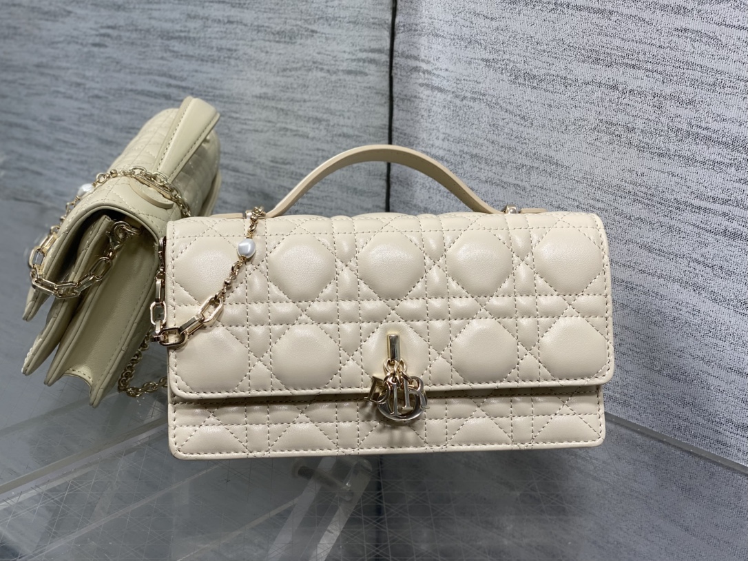 浅米色现货‼️砖柜最新珍珠链条手拿包🆕标志性的藤纹格，经典的字母吊饰👏 ，别致的手柄设计，搭配柔软的羊皮