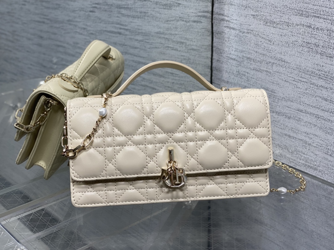 浅米色现货‼️砖柜最新珍珠链条手拿包🆕标志性的藤纹格，经典的字母吊饰👏 ，别致的手柄设计，搭配柔软的羊皮