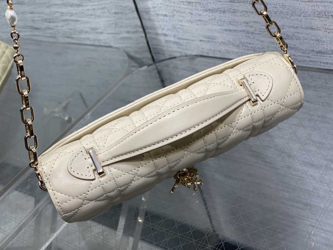 浅米色现货‼️砖柜最新珍珠链条手拿包🆕标志性的藤纹格，经典的字母吊饰👏 ，别致的手柄设计，搭配柔软的羊皮