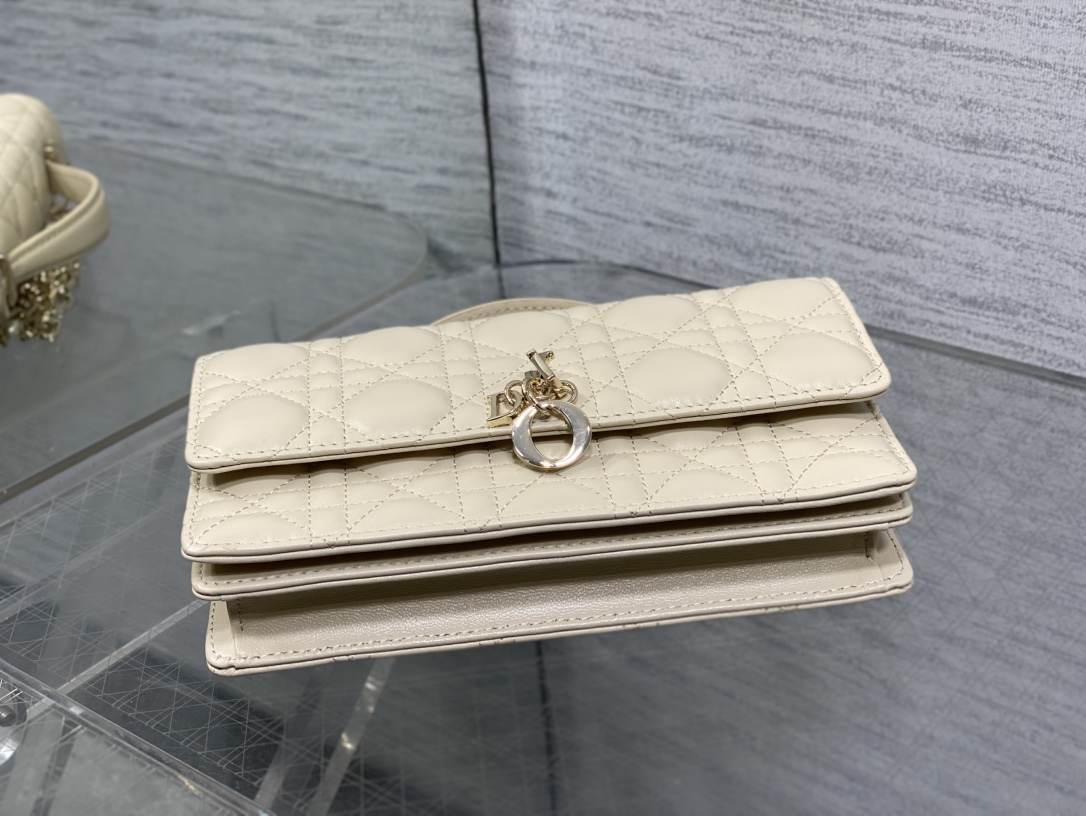 浅米色现货‼️砖柜最新珍珠链条手拿包🆕标志性的藤纹格，经典的字母吊饰👏 ，别致的手柄设计，搭配柔软的羊皮