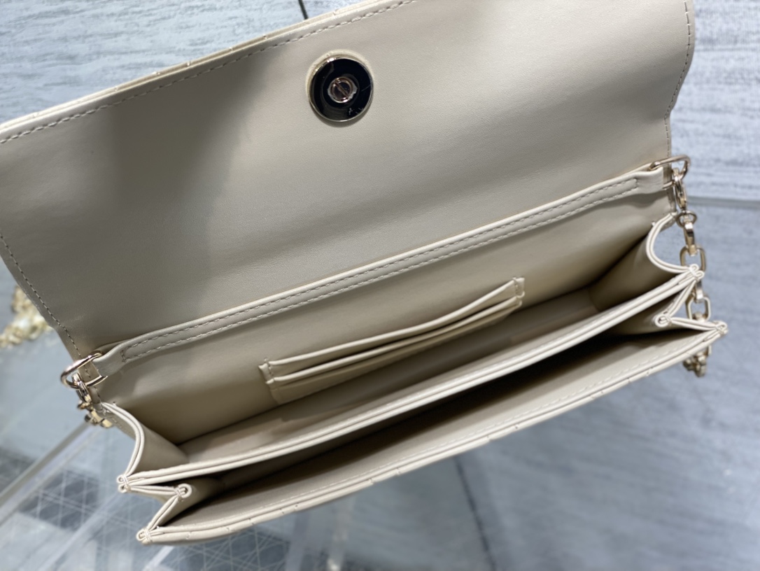 浅米色现货‼️砖柜最新珍珠链条手拿包🆕标志性的藤纹格，经典的字母吊饰👏 ，别致的手柄设计，搭配柔软的羊皮