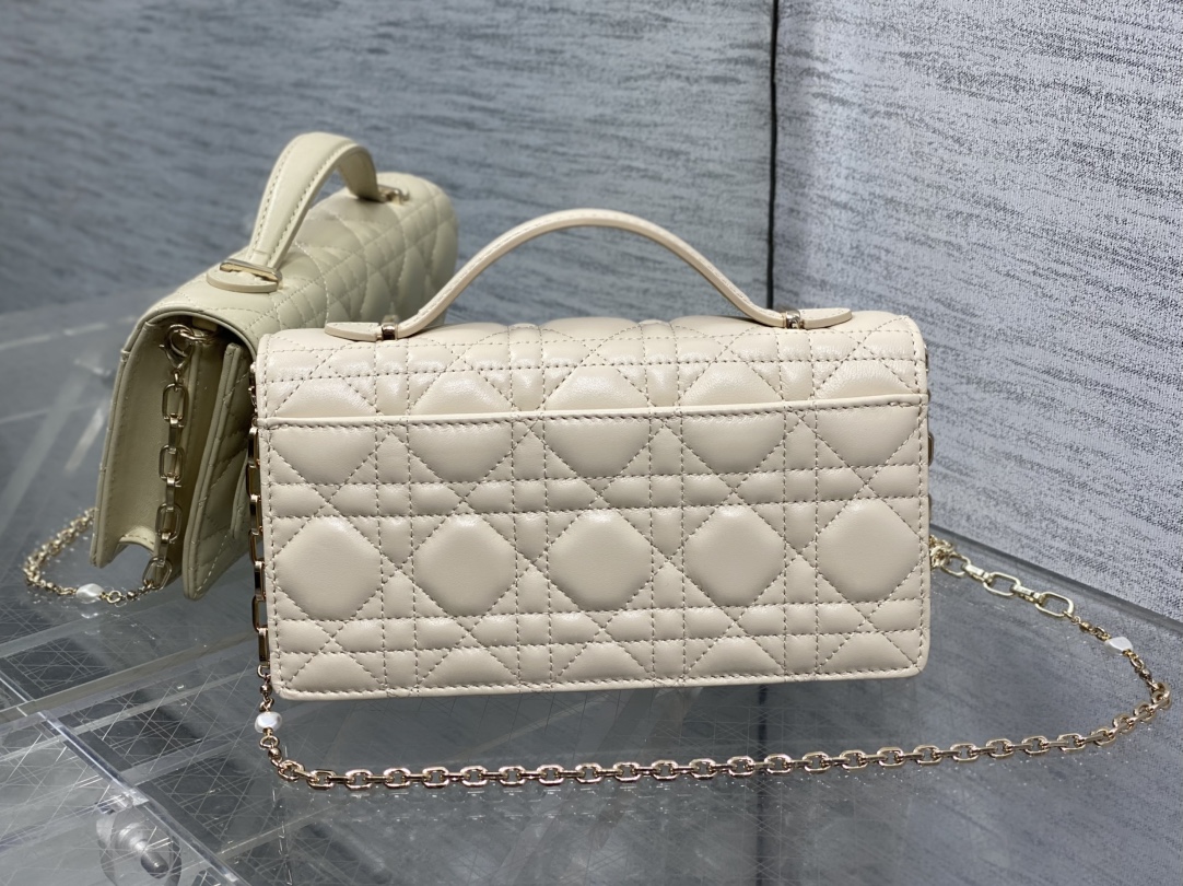 浅米色现货‼️砖柜最新珍珠链条手拿包🆕标志性的藤纹格，经典的字母吊饰👏 ，别致的手柄设计，搭配柔软的羊皮