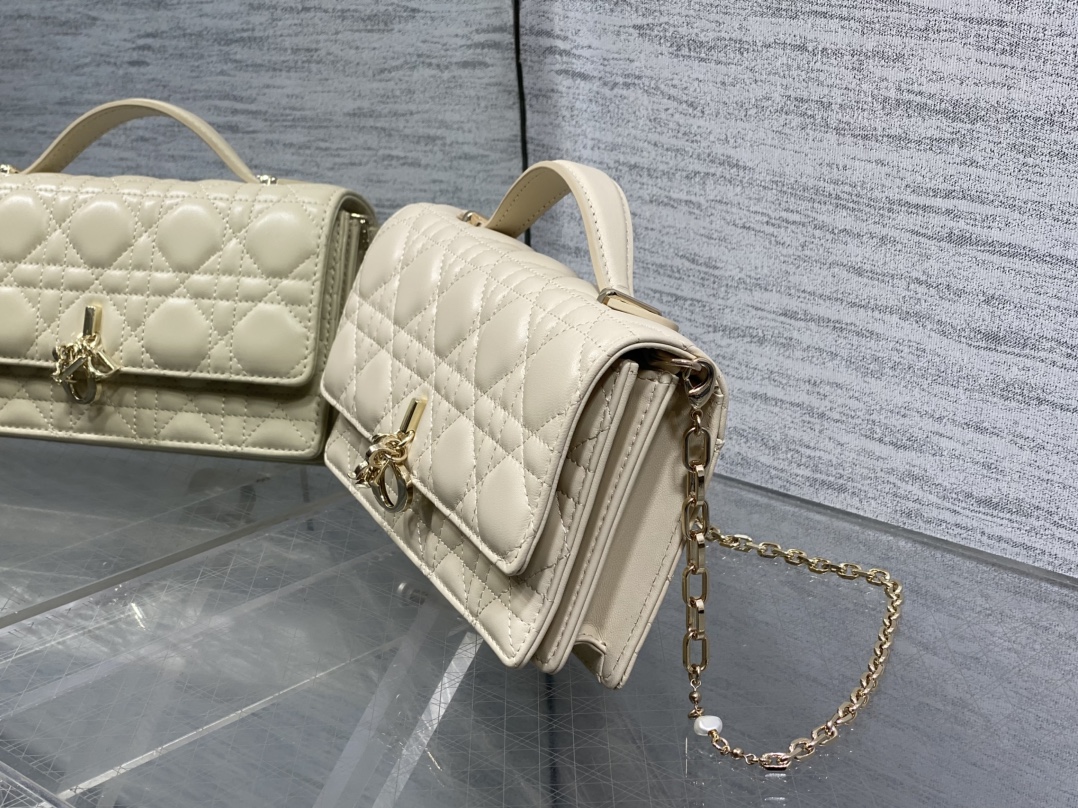 浅米色现货‼️砖柜最新珍珠链条手拿包🆕标志性的藤纹格，经典的字母吊饰👏 ，别致的手柄设计，搭配柔软的羊皮