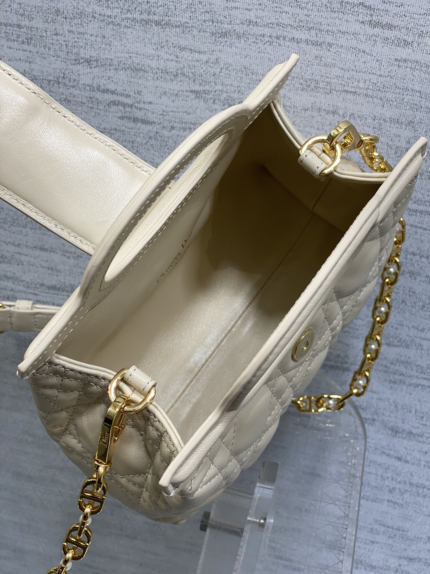 浅米色现货‼️Jolie ToP Handle 迷你链条包，对这种精致小包完全没有抵抗力✌️大包背着太累