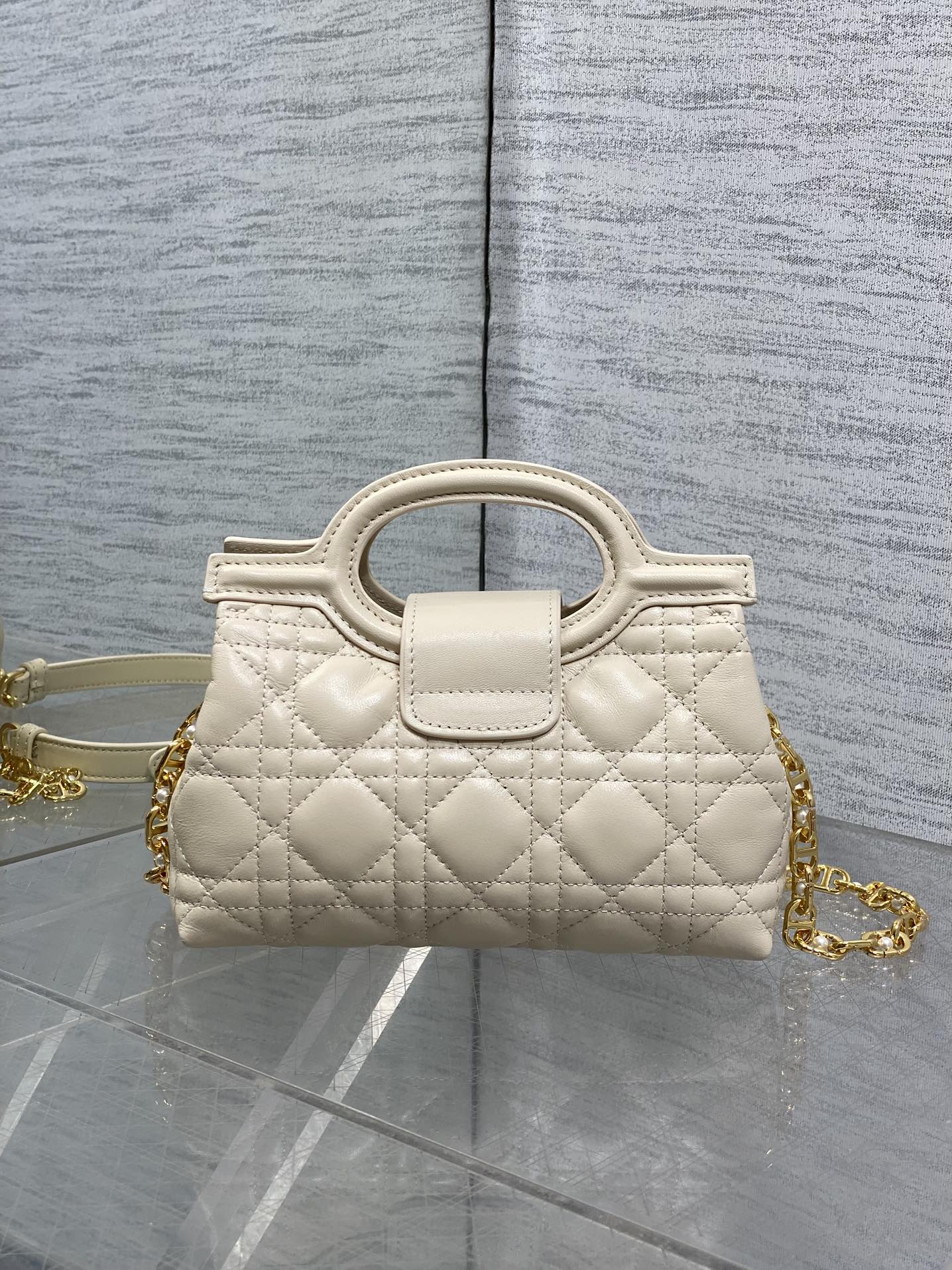 浅米色现货‼️Jolie ToP Handle 迷你链条包，对这种精致小包完全没有抵抗力✌️大包背着太累