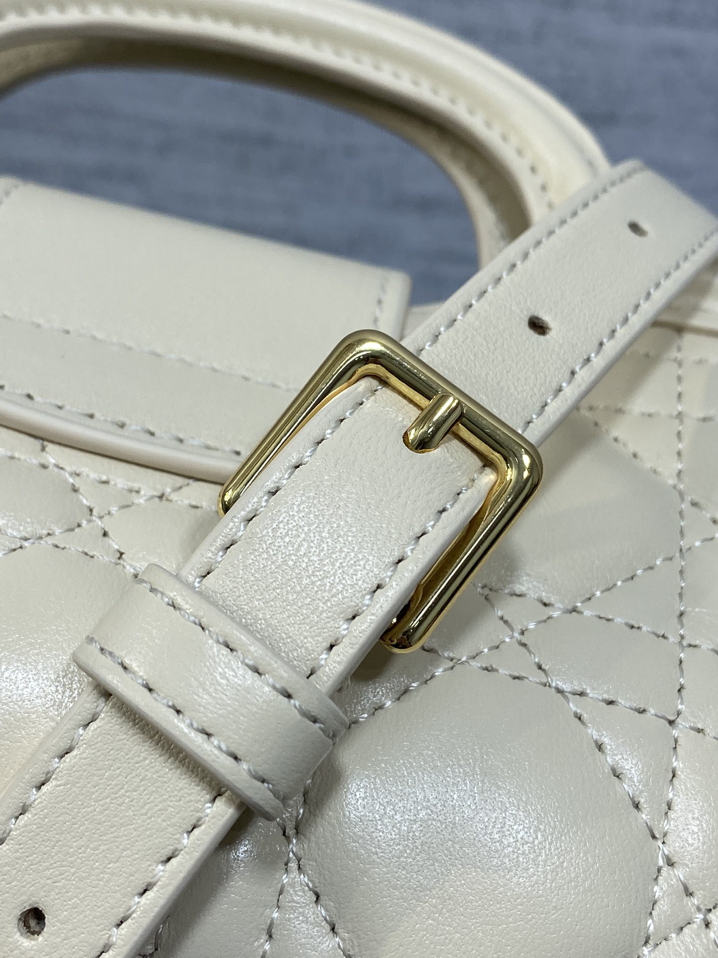 浅米色现货‼️Jolie ToP Handle 迷你链条包，对这种精致小包完全没有抵抗力✌️大包背着太累